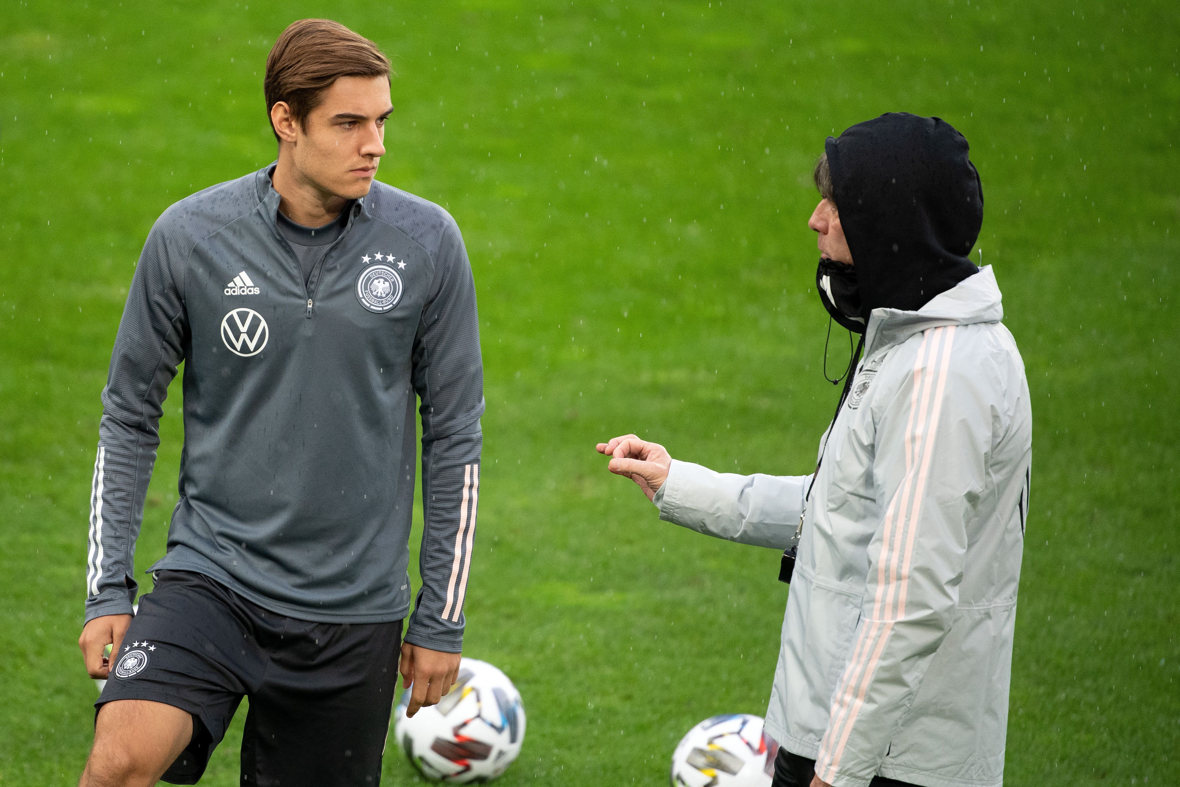 Florian Neuhaus (l.) am 6. Oktober 2020 in Köln im Gespräch mit Jogi Löw (r.).