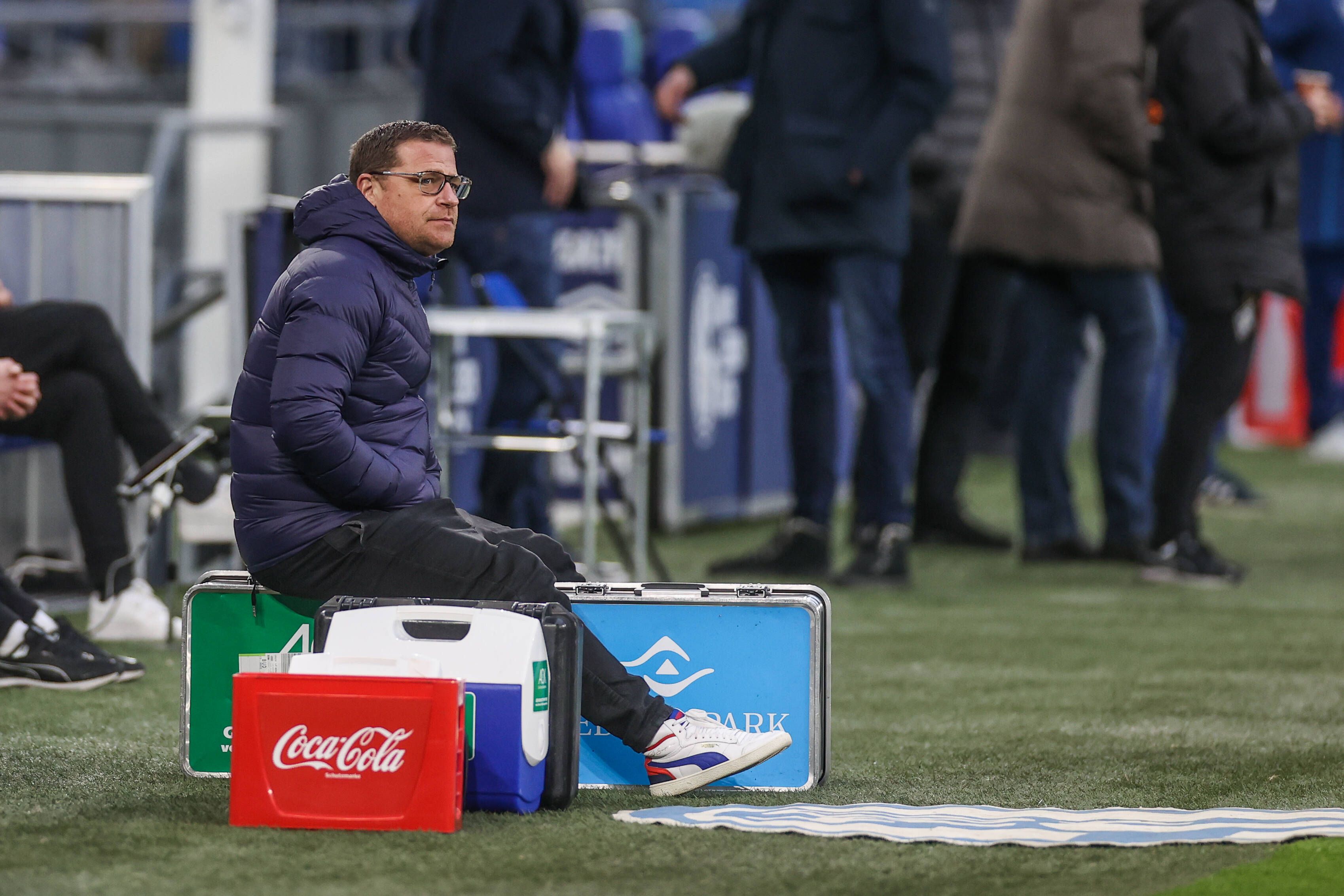 Gladbach-Manager Max Eberl, auf diesem Foto am 20. März 2021 in Gelsenkirchen zu sehen, sitzt auf einer Metall-Kiste.