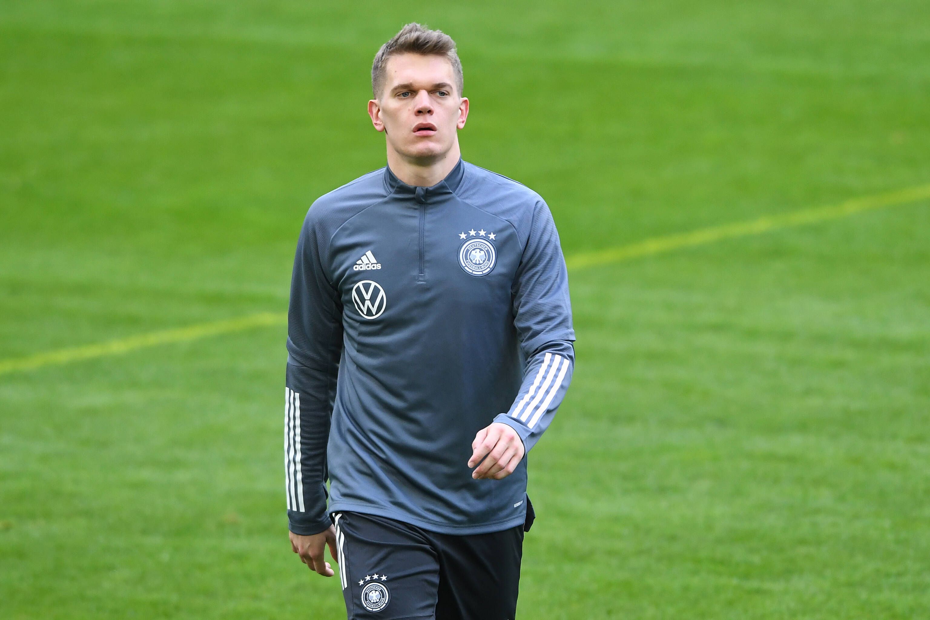 Gladbachs Abwehrchef Matthias Ginter nimmt am Nationalmannschafts-Training (23. März 2021) in der Düsseldorfer Arena teil. Beim Verlassen des Platzes blickt er in die Kamera des Fotografen