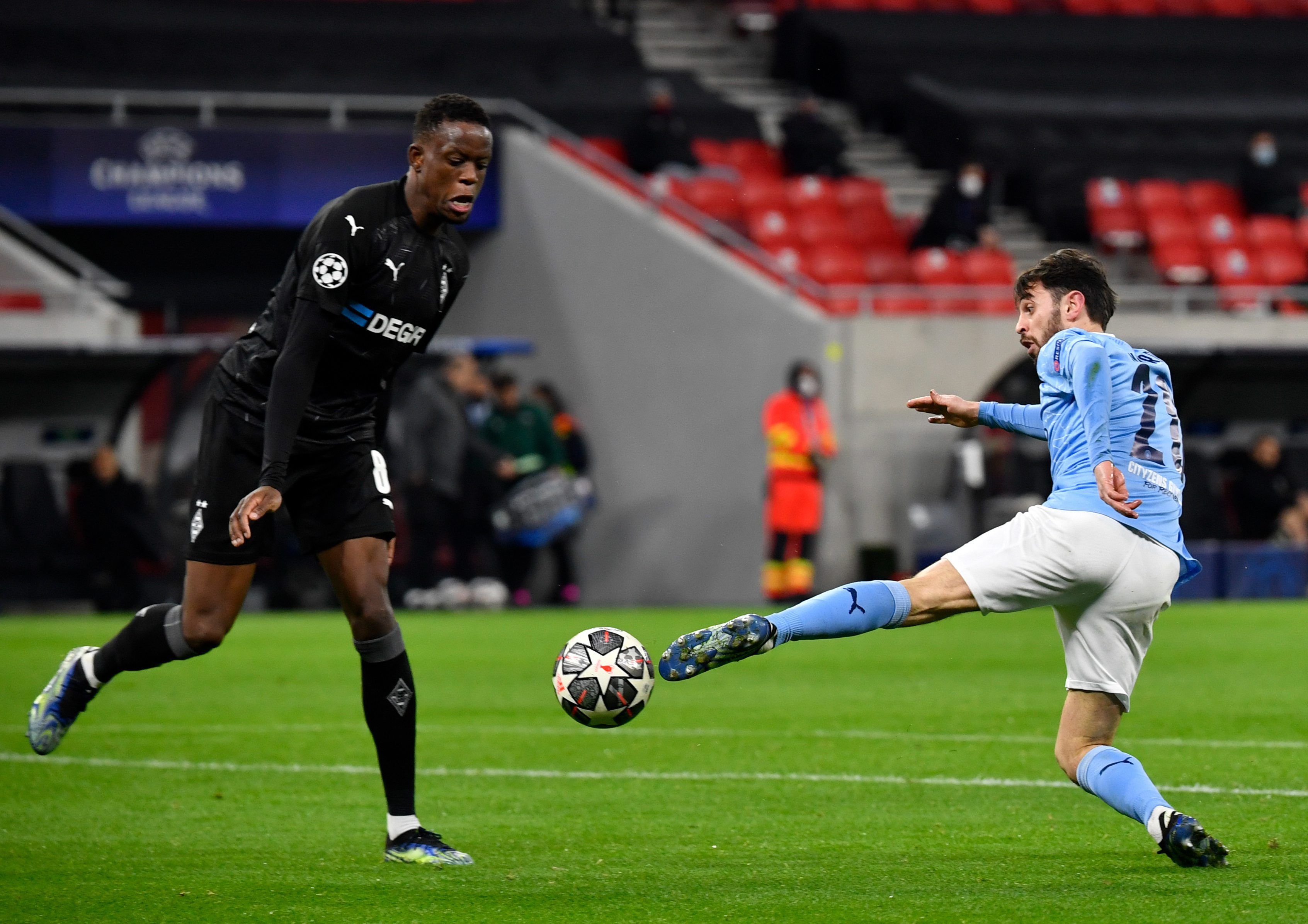Gladbachs Denis Zakaria (l.) am 16. März 2021 in Budapest im Duell mit Manchesters Bernardo Silva (r.).