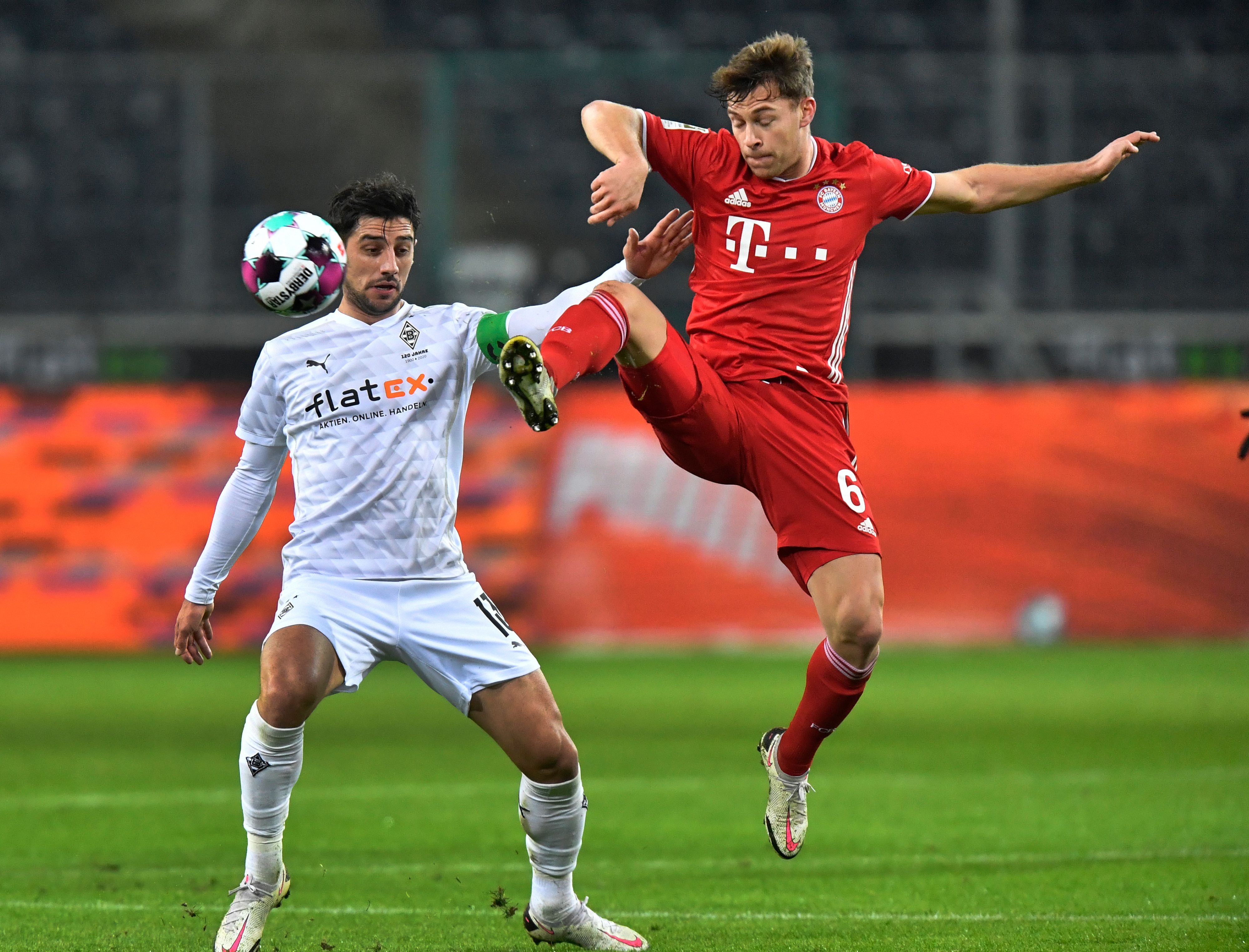 Lars Stindl (l.) und Joshua Kimmich (r.) bei Gladbachs 3:2-Heimsieg gegen Bayern München am 8. Januar 2021.