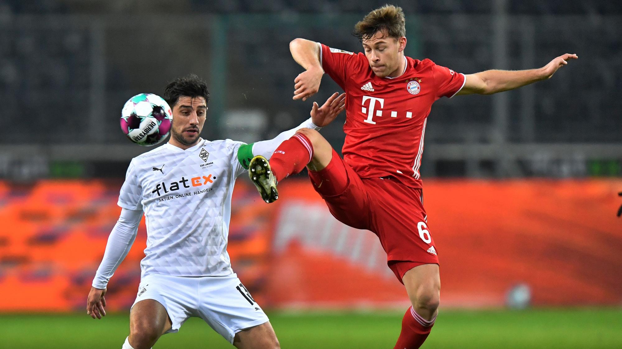 Lars Stindl (l.) und Joshua Kimmich (r.) bei Gladbachs 3:2-Heimsieg gegen Bayern München am 8. Januar 2021.