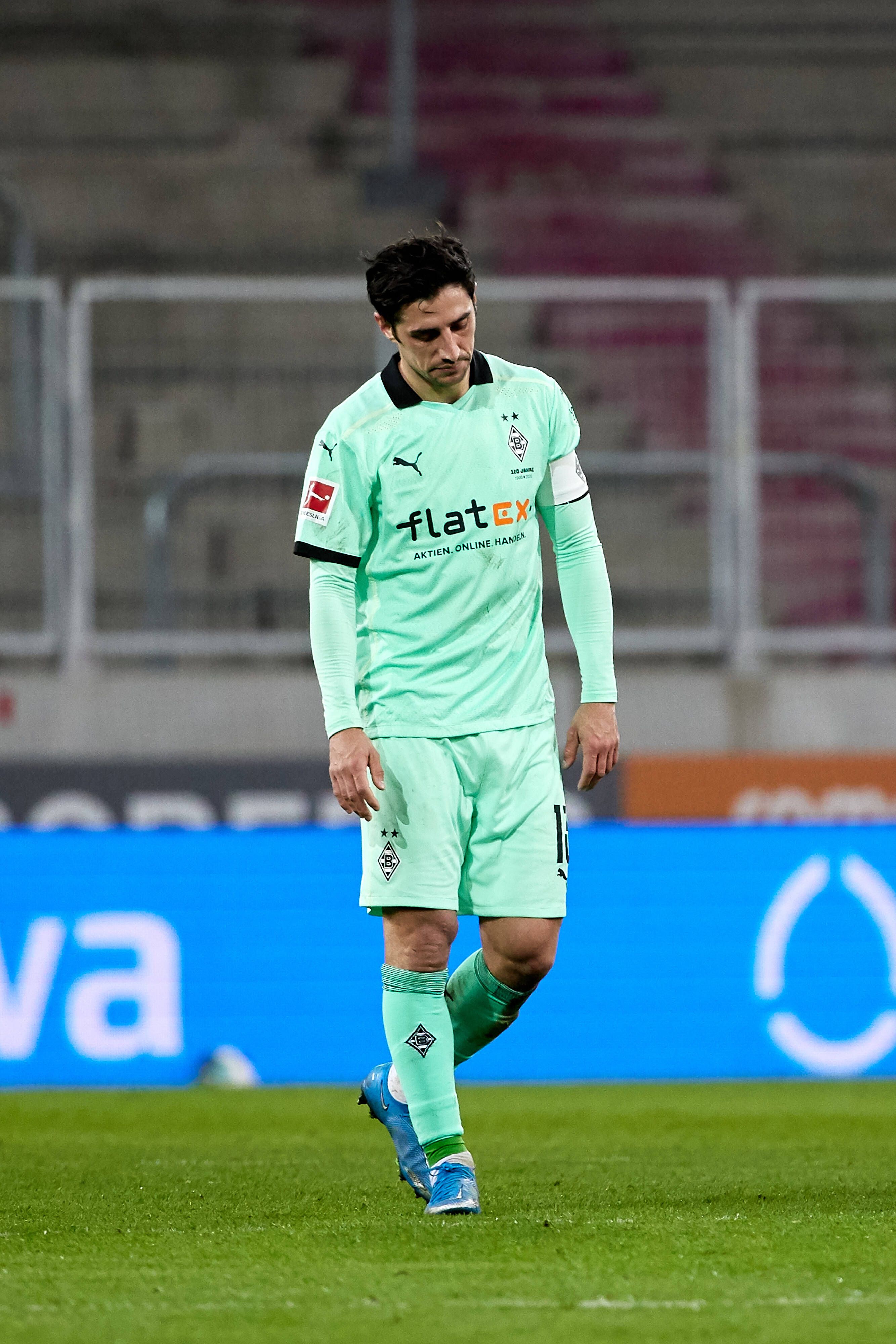 Lars Stindl lässt den Kopf hängen im Auswärtsspiel der der Fohlen beim FC Augsburg am 12. März 2021.
