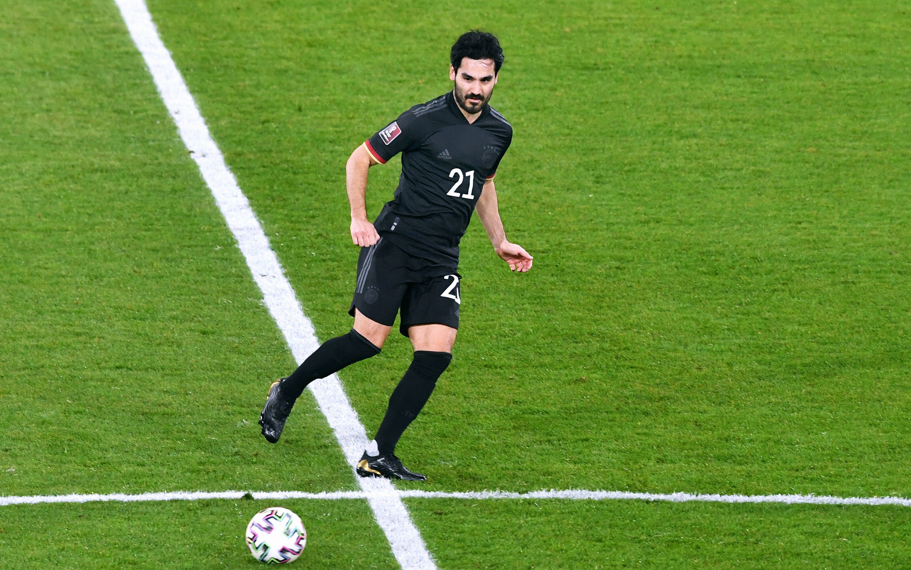 Mittelfeldspieler Ilkay Gündogan beim WM-Qualifikationsspiel der deutschen Nationalmannschaft gegen Island am 25. März 2021. In dieser Szene spielt er am Mittelkreis einen Pass zu einem Mitspieler.