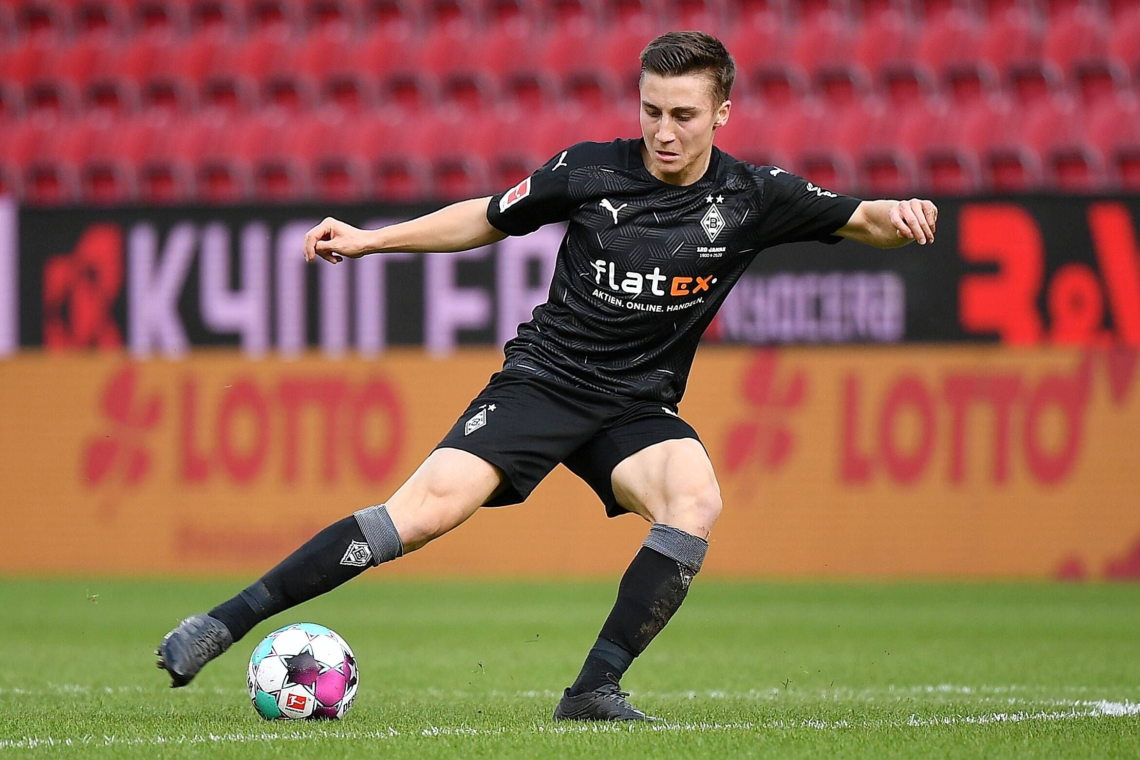 Gladbach-Talent Rocco Reitz mit dem Ball am Fuß bei seinem Bundesligadebüt im Bundesligaspiel der Gladbacher gegen den FSV Mainz 05 am 24. Oktober 2020.