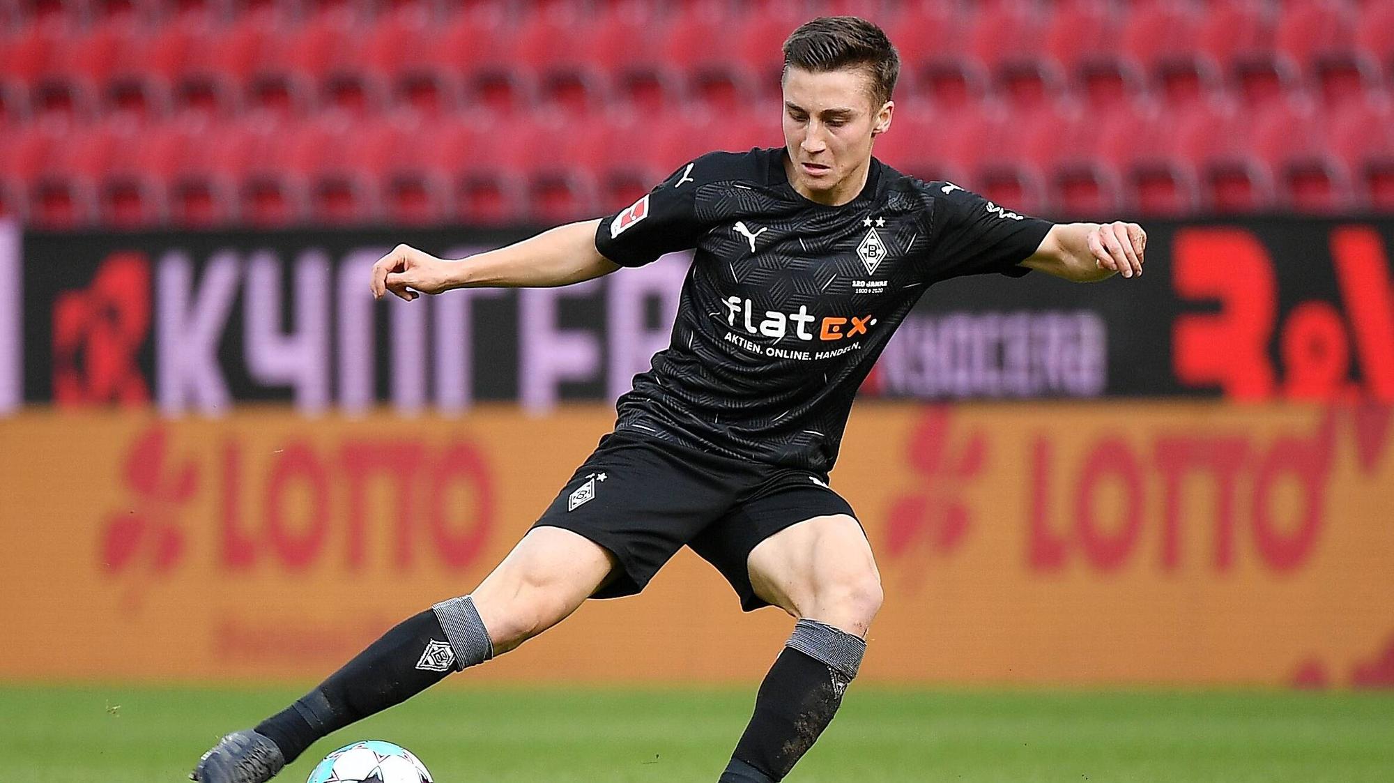 Gladbach-Talent Rocco Reitz mit dem Ball am Fuß bei seinem Bundesligadebüt im Bundesligaspiel der Gladbacher gegen den FSV Mainz 05 am 24. Oktober 2020.