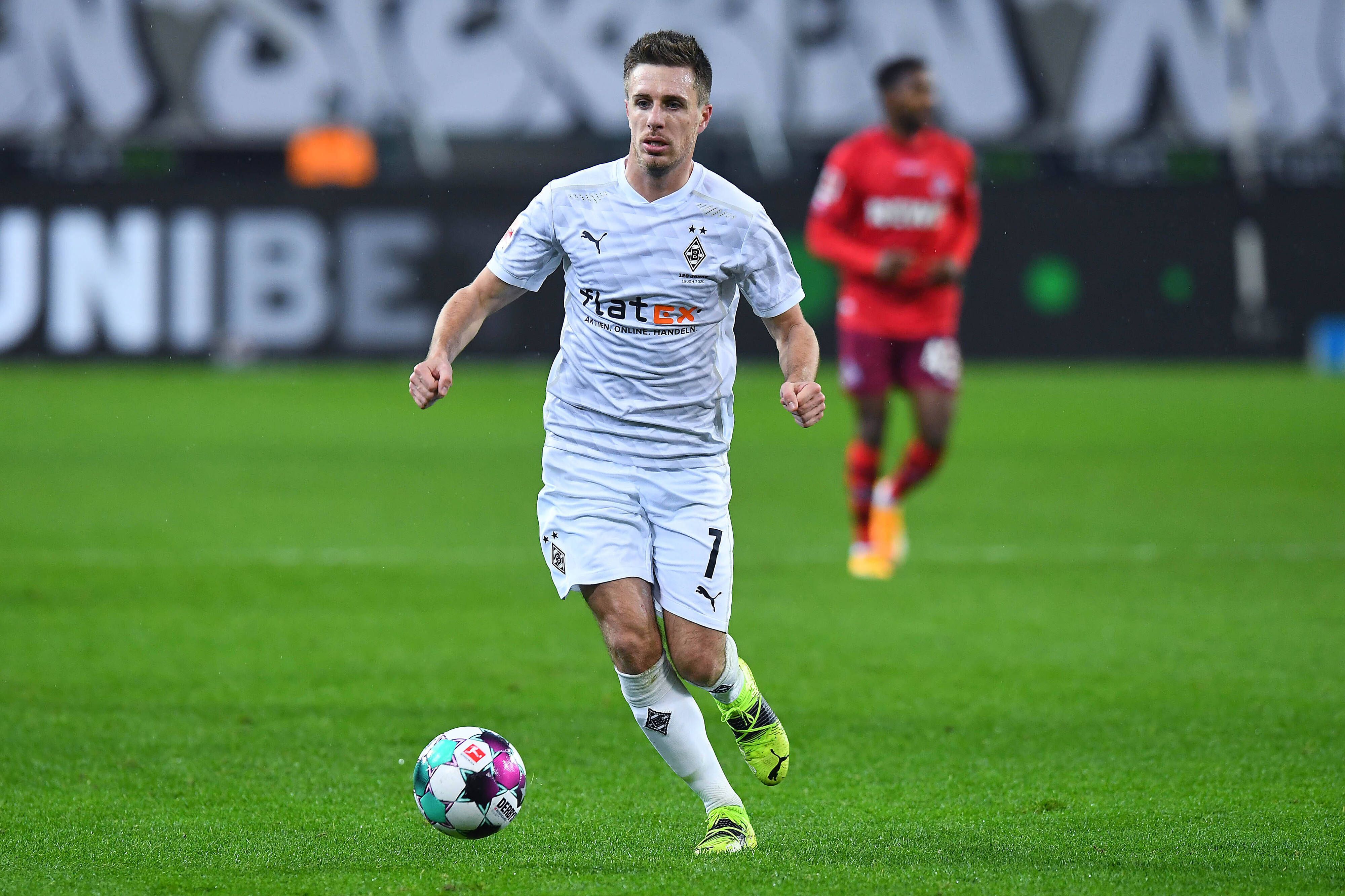 Gladbachs Patrick Herrmann, in dieser Szene kontrolliert er den Ball beim Derby gegen den 1. FC Köln am 6. Februar 2021, hat über die aktuelle Situation bei Borussia Mönchengladbach gesprochen.