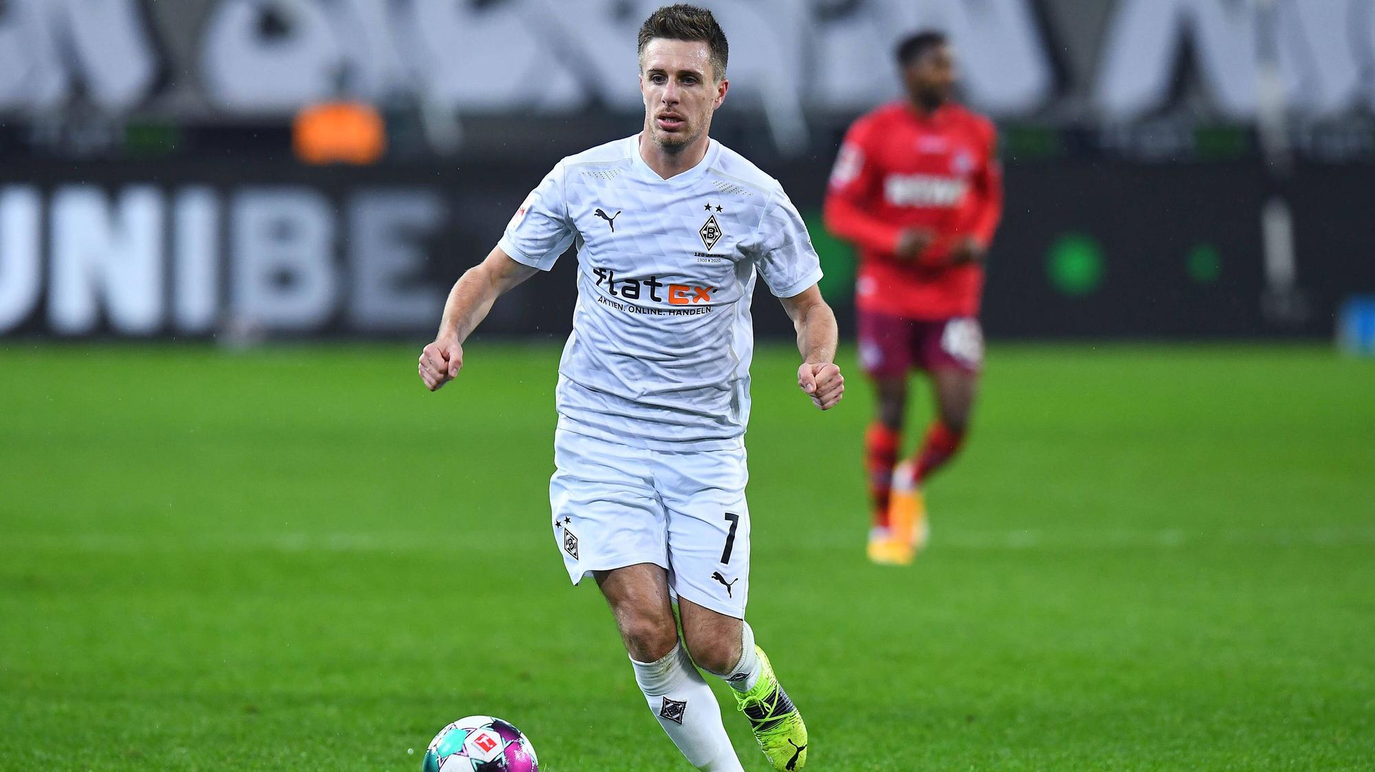 Gladbachs Patrick Herrmann, in dieser Szene kontrolliert er den Ball beim Derby gegen den 1. FC Köln am 6. Februar 2021, hat über die aktuelle Situation bei Borussia Mönchengladbach gesprochen.