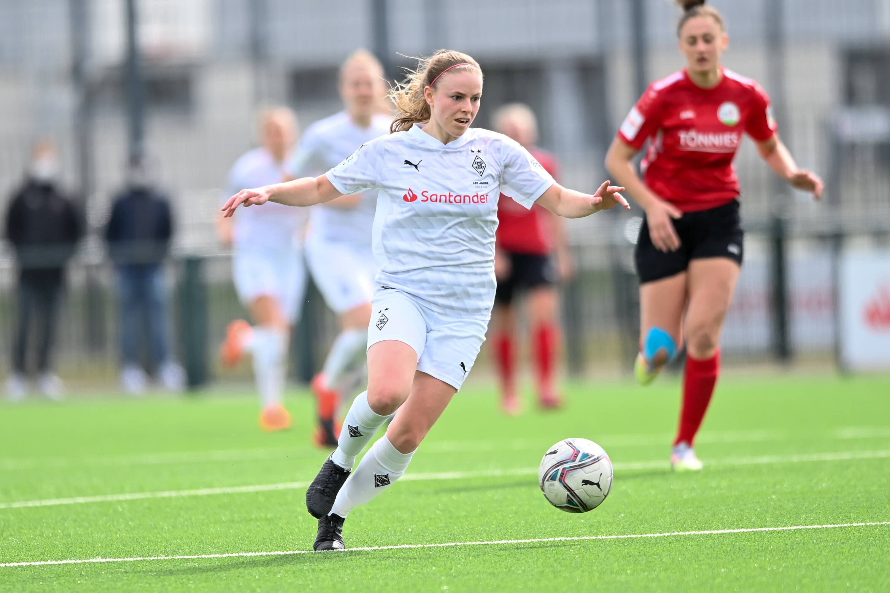 Gladbachs Carolin Corres läuft mit dem Ball am Fuß im Bundesligaspiel der Gladbacher gegen den FSV Gütersloh am 28.März 2021.