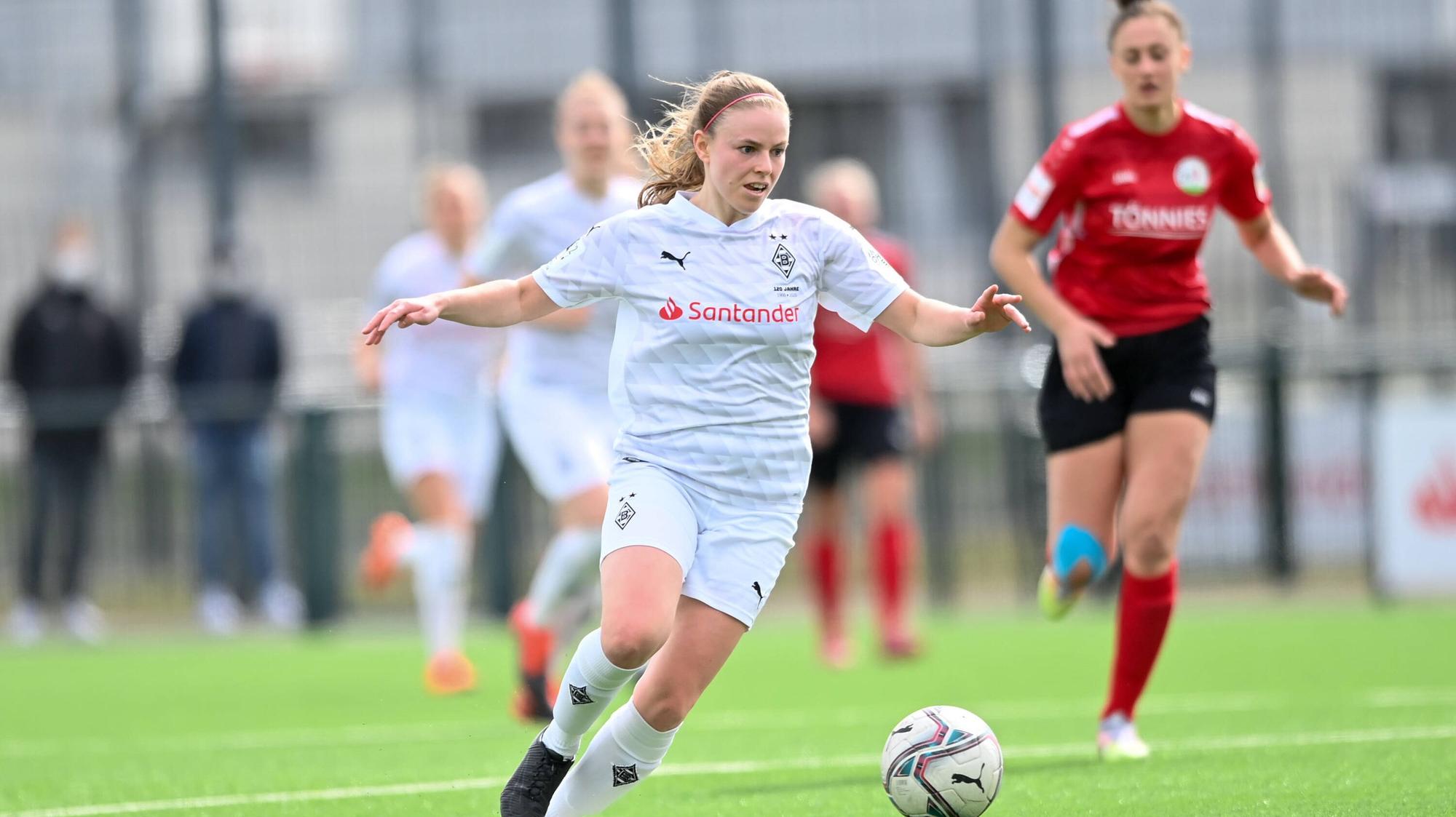 Gladbachs Carolin Corres läuft mit dem Ball am Fuß im Bundesligaspiel der Gladbacher gegen den FSV Gütersloh am 28.März 2021.