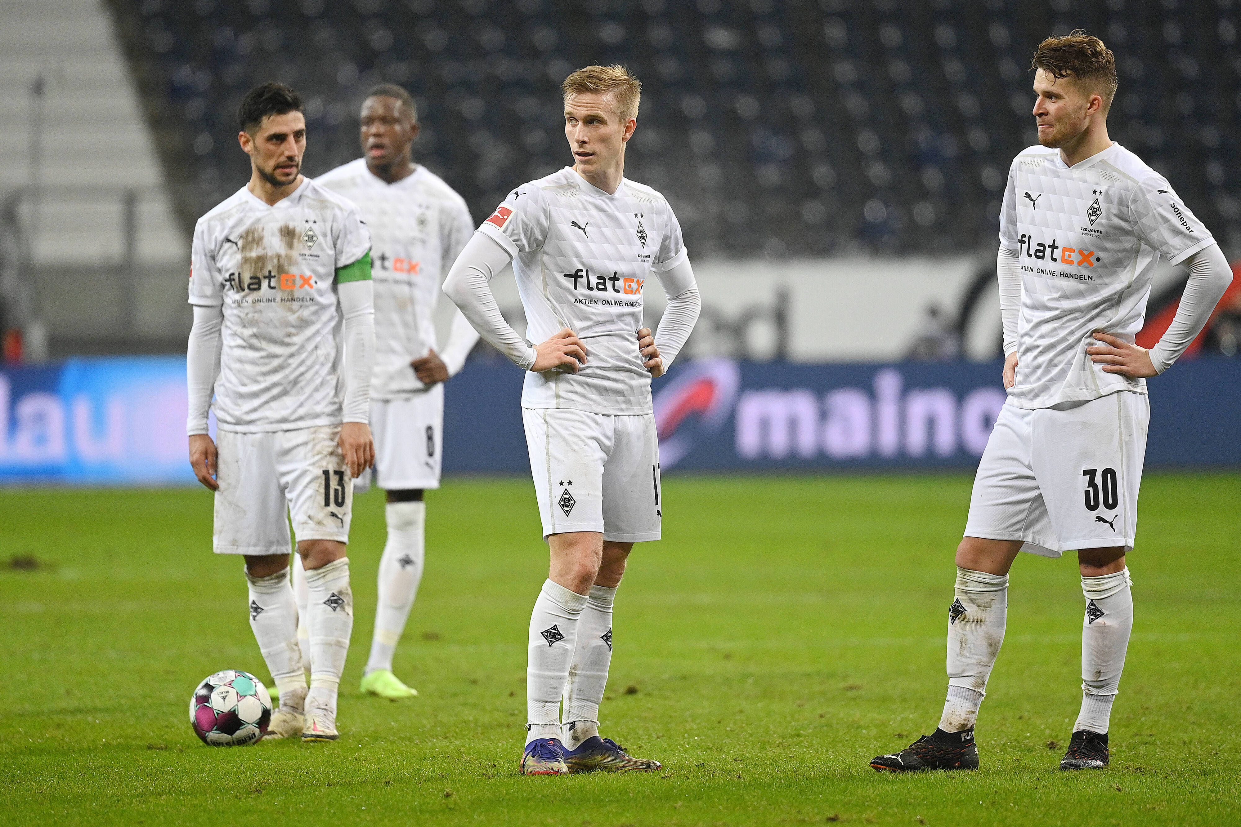 Oscar Wendt (Mitte), hier mit seinen Teamkollegen Lars Stindl (l.), Denis Zakaria (2.v.l) und Nico Elvedi (r.) beim Auswärtsspiel in Frankfurt am 15. Dezember 2020.