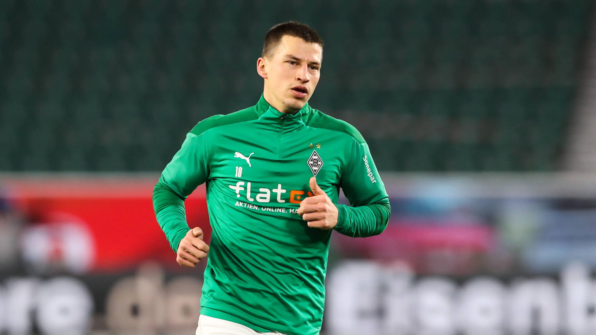 Gladbachs Stefan Lainer, beim Aufwärmen, für das Bundesligaspiel der Gladbacher gegen Wolfsburg am 14. Februar 2021.