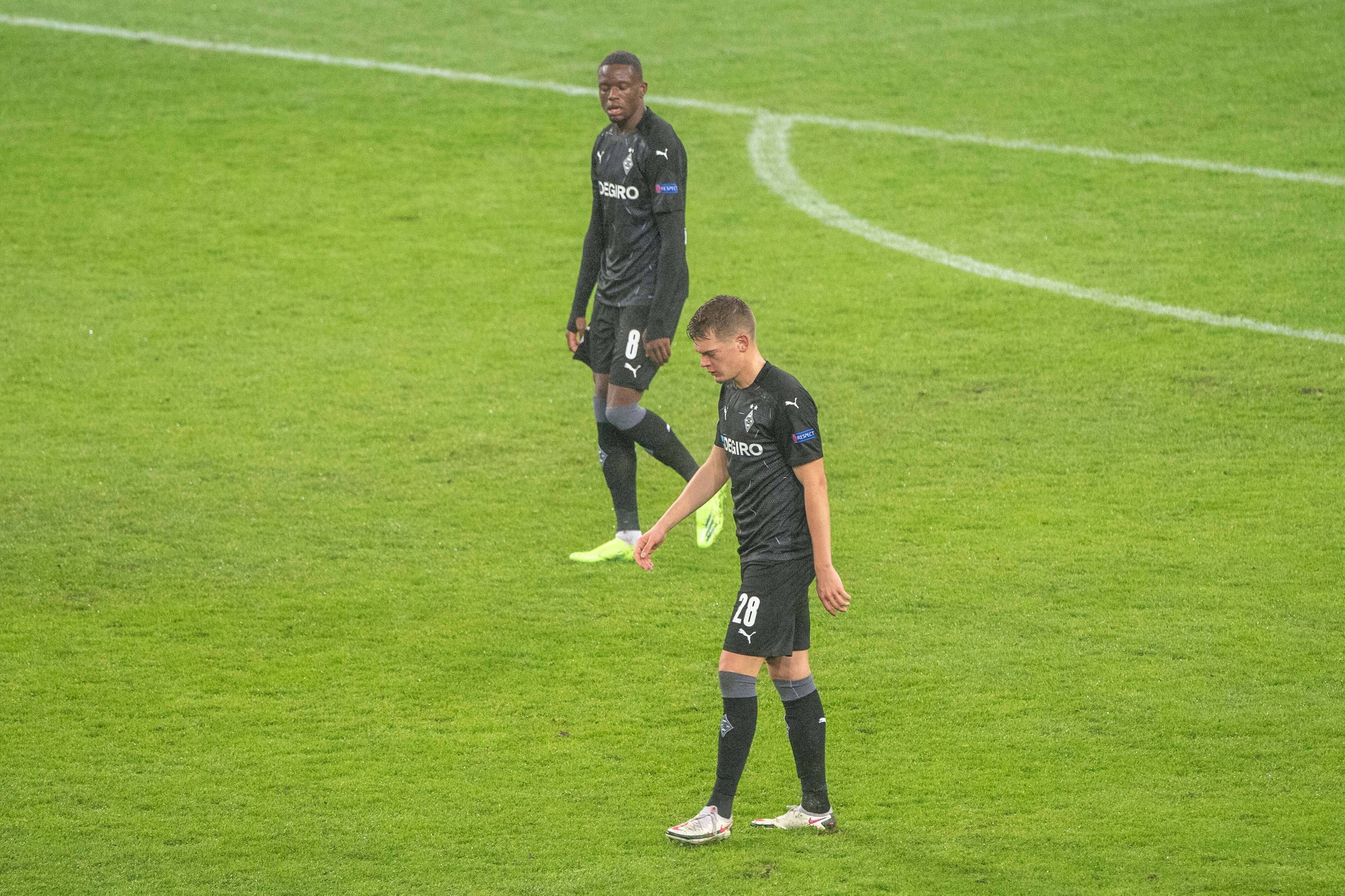 Denis Zakaria (l.) und Matthias Ginter (r.), mit hängenden Köpfen nach der Champions League Niederlage der Gladbacher gegen Inter Mailand, könnten die Borussia am Ende der Saison verlassen.