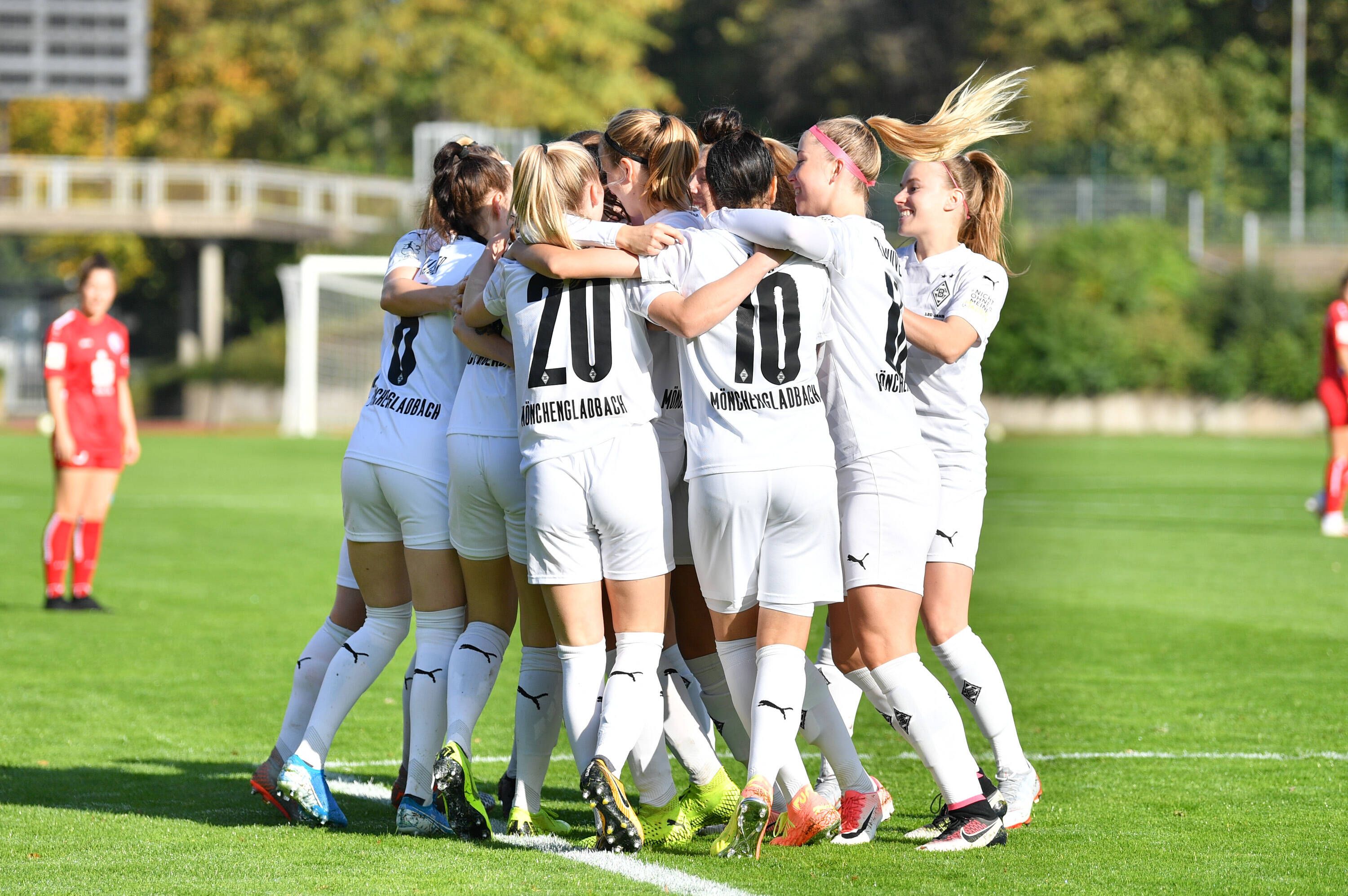 Die Gladbacher Damen bejubeln ein Tor bei ihrem Sieg gegen Turbine Potsdam II am 11. Oktober 2020.