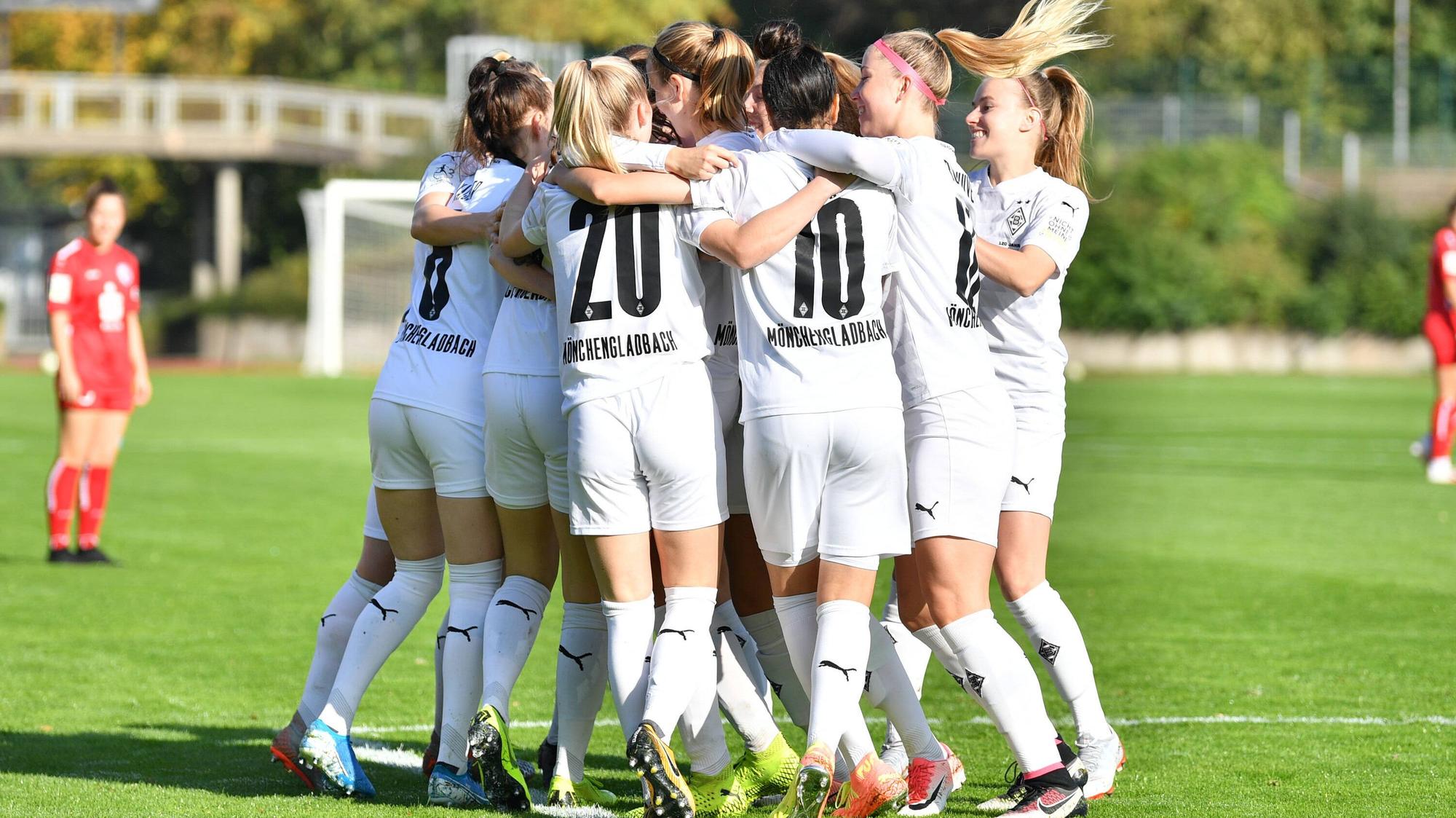Die Gladbacher Damen bejubeln ein Tor bei ihrem Sieg gegen Turbine Potsdam II am 11. Oktober 2020.