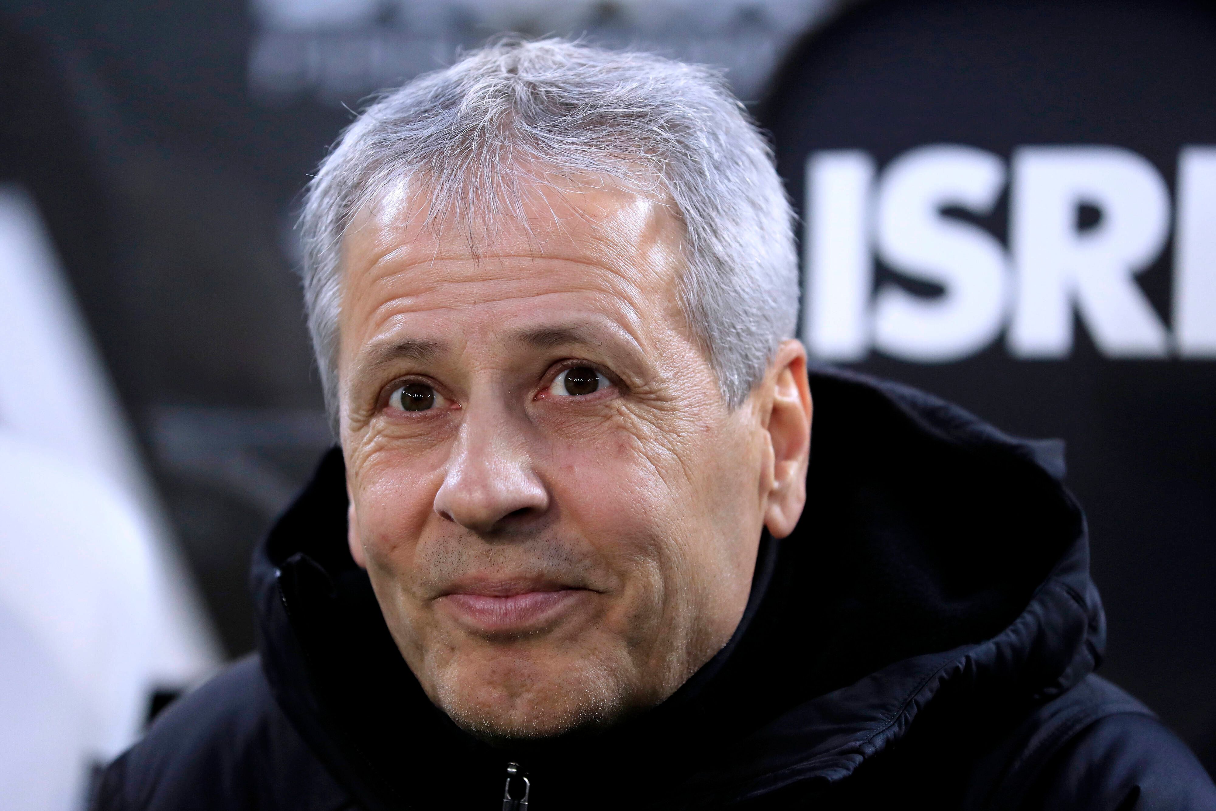 Ex-Gladbach Trainer Lucien Favre, auf diesem Foto am 7. März 2020 im Borussia-Park zu sehen, blickt in die Kamera des Fotografen.