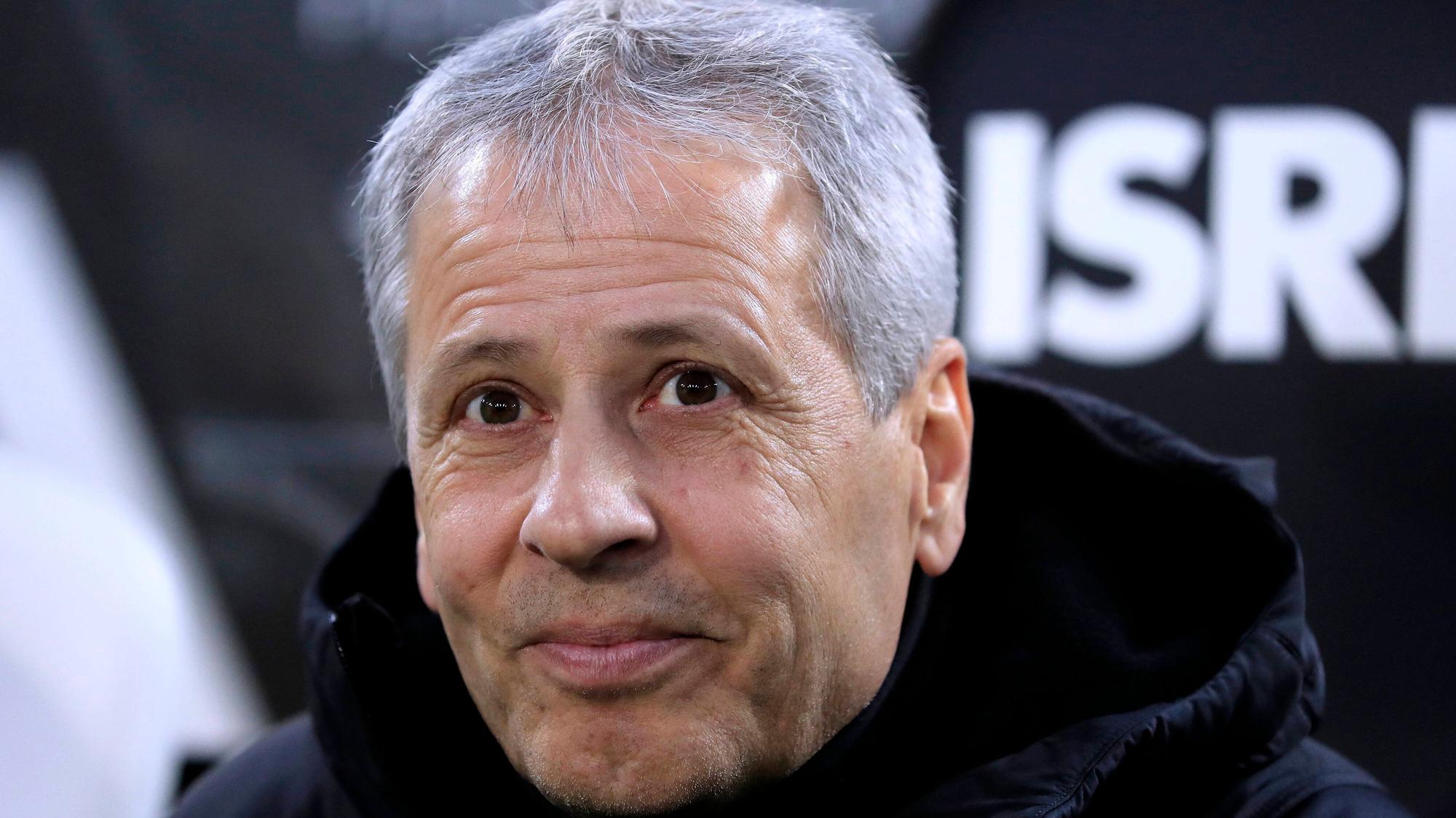 Ex-Gladbach Trainer Lucien Favre, auf diesem Foto am 7. März 2020 im Borussia-Park zu sehen, blickt in die Kamera des Fotografen.