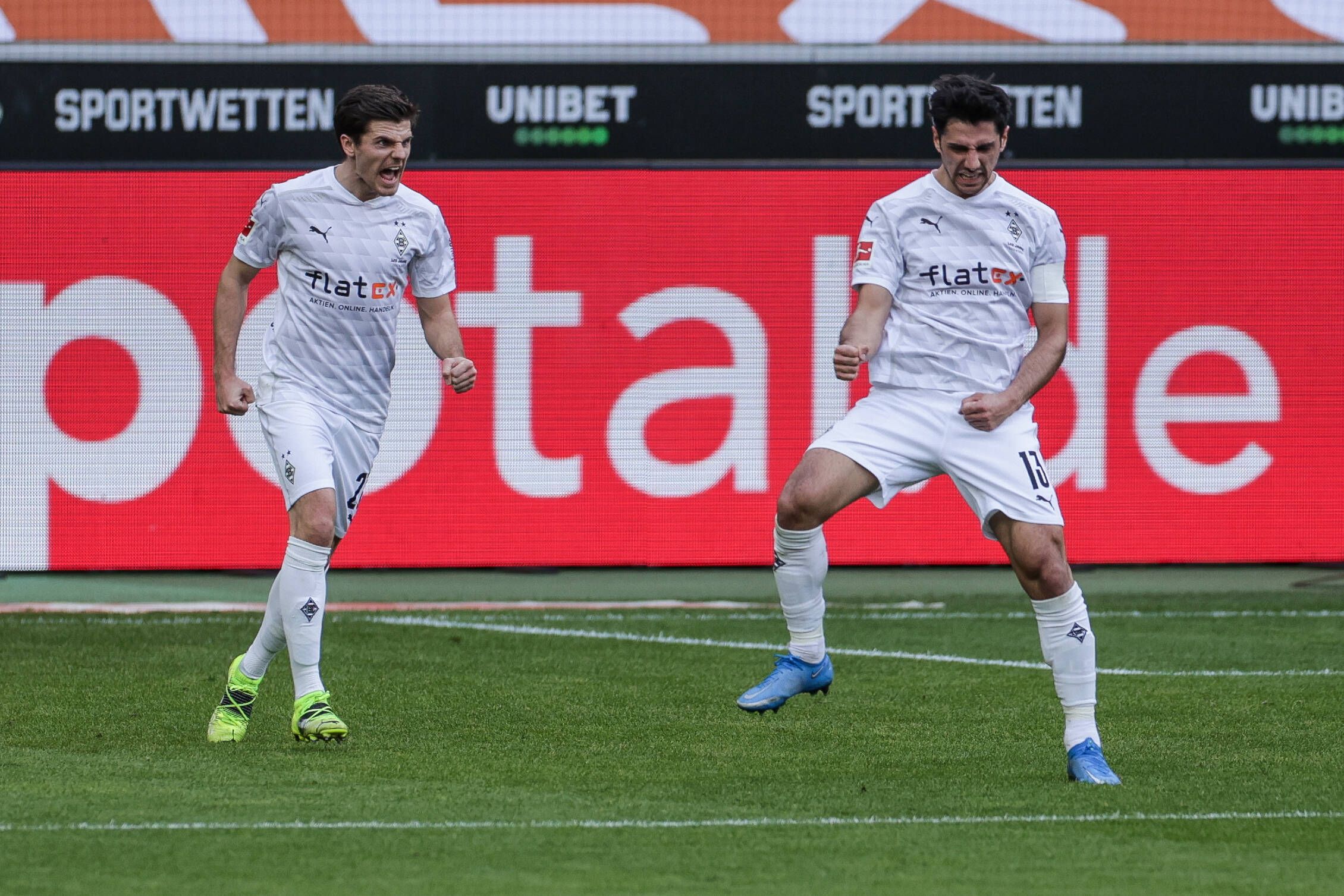 Gladbachs Jonas Hofmann und Teamkollege Lars Stindl bejubeln den Treffer zum 1:1 gegen Mainz 05 am 20. Februar 2021.