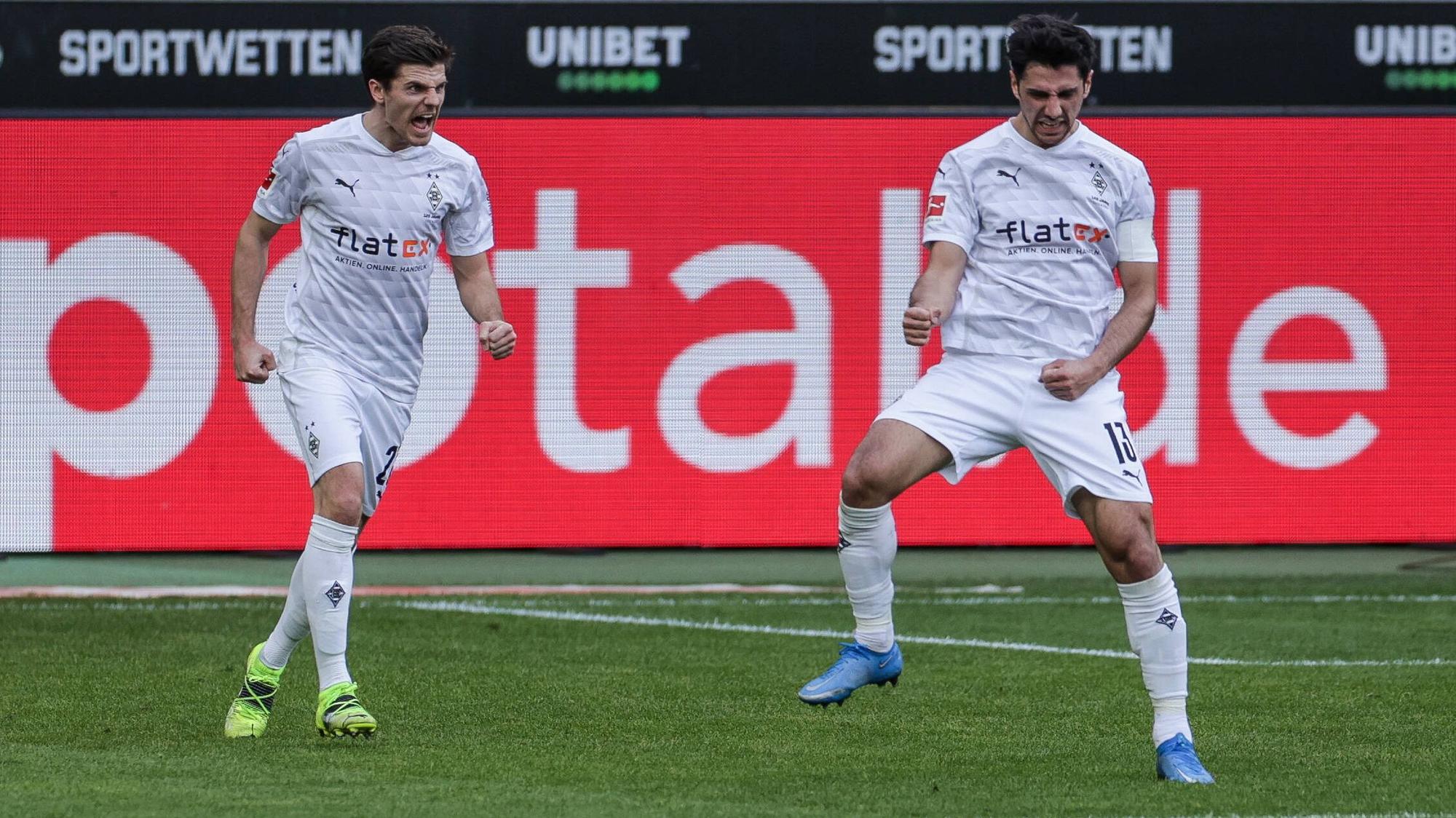 Gladbachs Jonas Hofmann und Teamkollege Lars Stindl bejubeln den Treffer zum 1:1 gegen Mainz 05 am 20. Februar 2021.