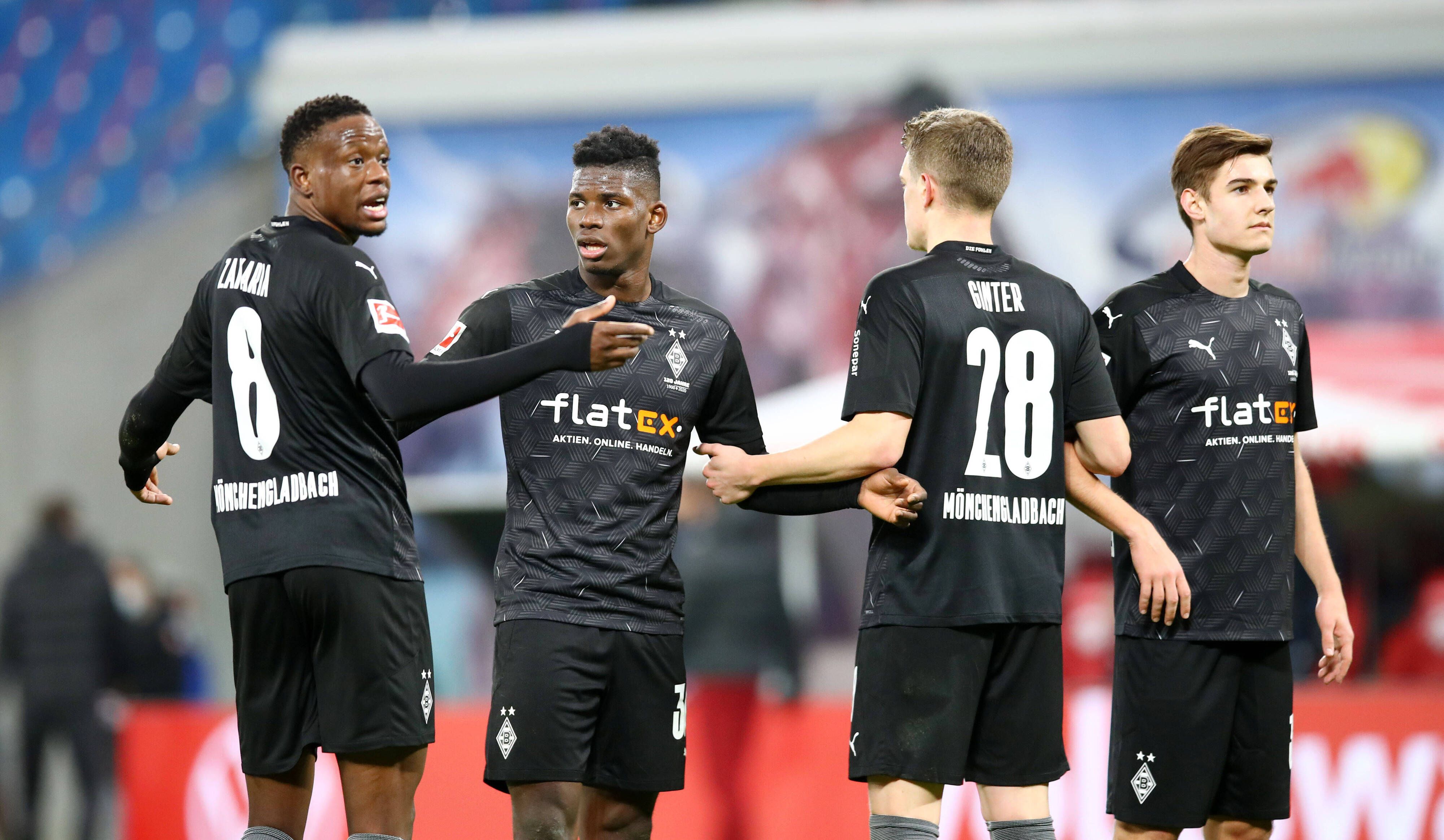 Denis Zakaria, Breel Embolo, Matthias Ginter und Florian Neuhaus (von links nach rechts) positionieren sich am 27. Februar für einen Freistoß von Gegner RB Leipzig.