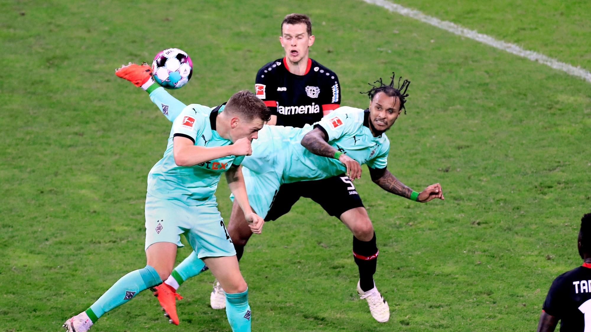 Gladbachs Valentino Lazaro (M.) erzielt am 8. November 2020 per Scorpion-Kick das „Tor des Jahres”.