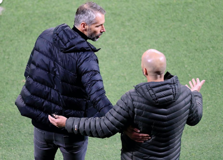 Gladbachs Trainer Marco Rose (l.) und Leverkusen Trainer Peter Bosz (r.) begrüßen sich vor dem Bundesliga-Hinspiel zwischen Gladbach und Leverkusen am 9. November 2020.