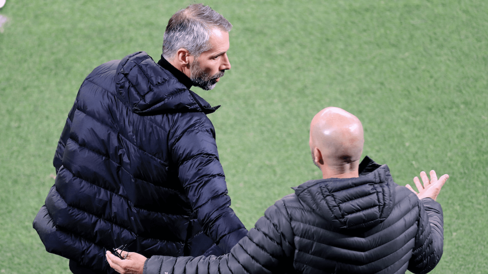 Gladbachs Trainer Marco Rose (l.) und Leverkusen Trainer Peter Bosz (r.) begrüßen sich vor dem Bundesliga-Hinspiel zwischen Gladbach und Leverkusen am 9. November 2020.