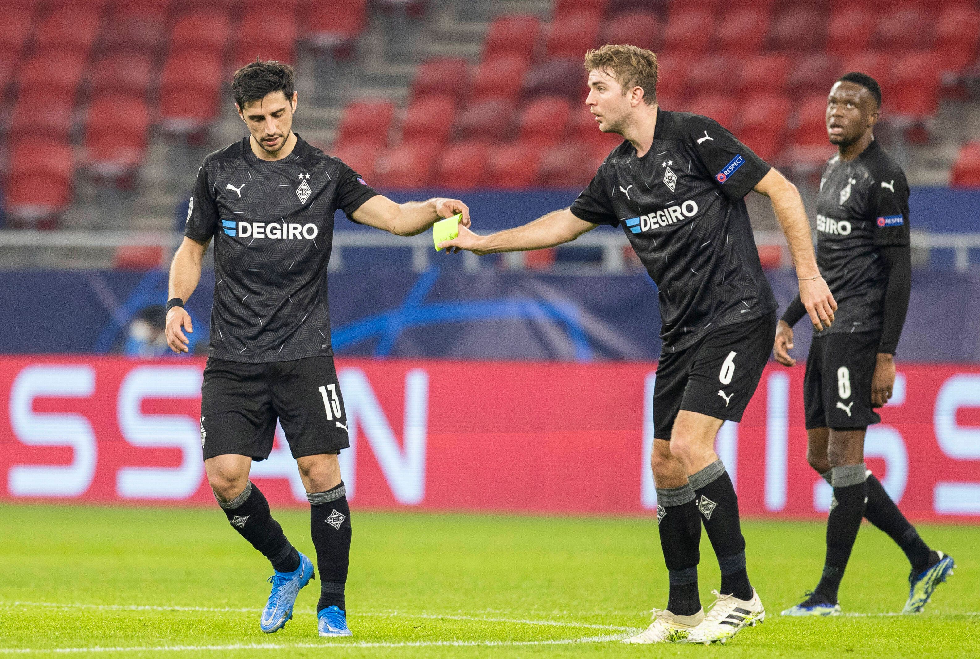 Lars Stindl (li.) und Christoph Kramer (re.), hier zu sehen am 24. Februar 2021, könnten bei Borussia Mönchengladbach zu den Profiteuren des Trainerwechsels werden. Stindl übergibt seine Kapitänsbinde an Kramer.