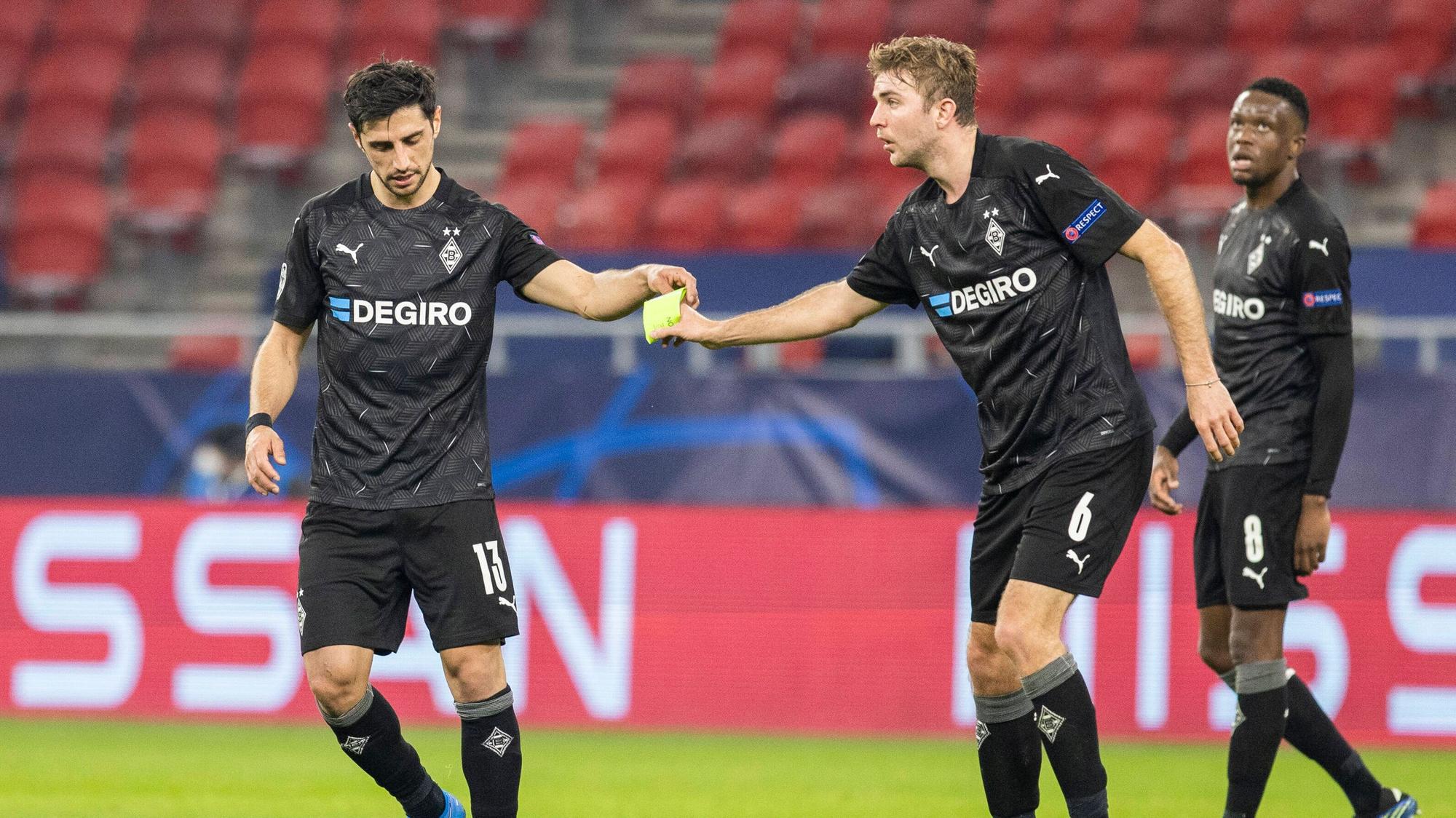 Lars Stindl (l.), hier bei der 0:2-Niederlage gegen Manchester City am 24. Februar, ist Gladbachs „Spieler des Monats” Februar.