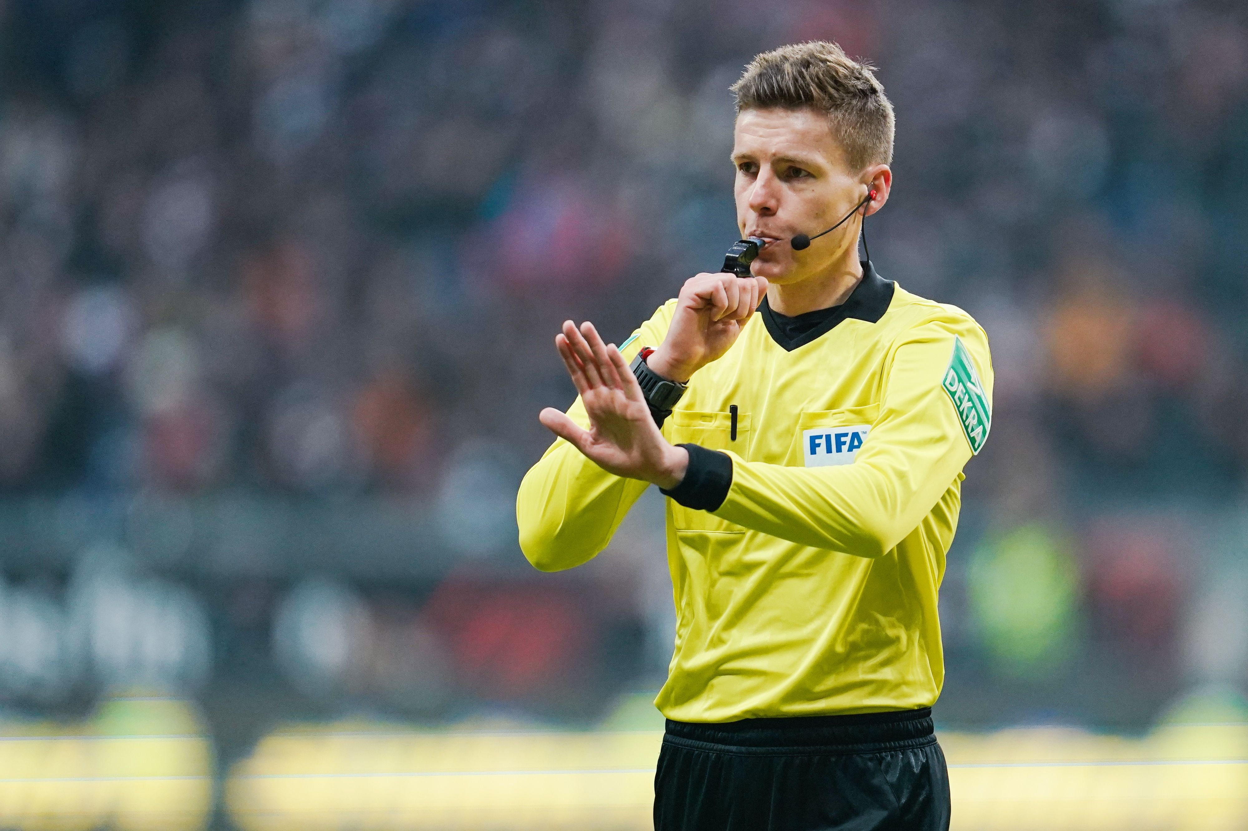 Fußball: Bundesliga, 19. Spieltag, Eintracht Frankfurt - RB Leipzig, Commerzbank-Arena. Schiedsrichter Daniel Siebert gestikuliert. (Zu dpa: «Berliner Siebert: Geisterspiele «leichter» für Schiedsrichter») +++ dpa-Bildfunk +++