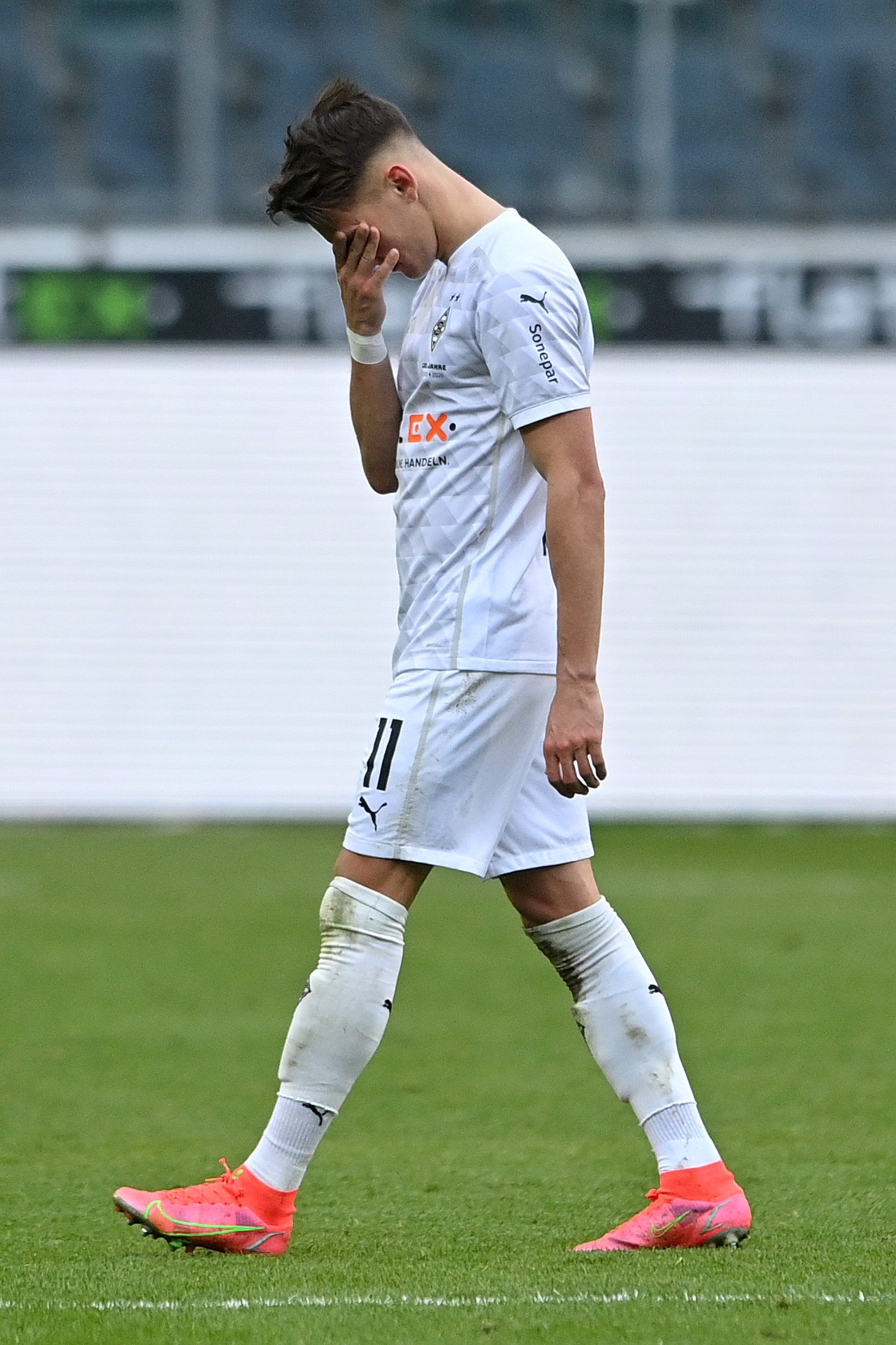 Gladbachs Hannes Wolf schlägt nach erneuter Niederlage der Gladbacher die Hand vor das Gesicht. Die Fohlen unterliegen am 24. Spieltag Bayer Leverkusen mit 0:1.
