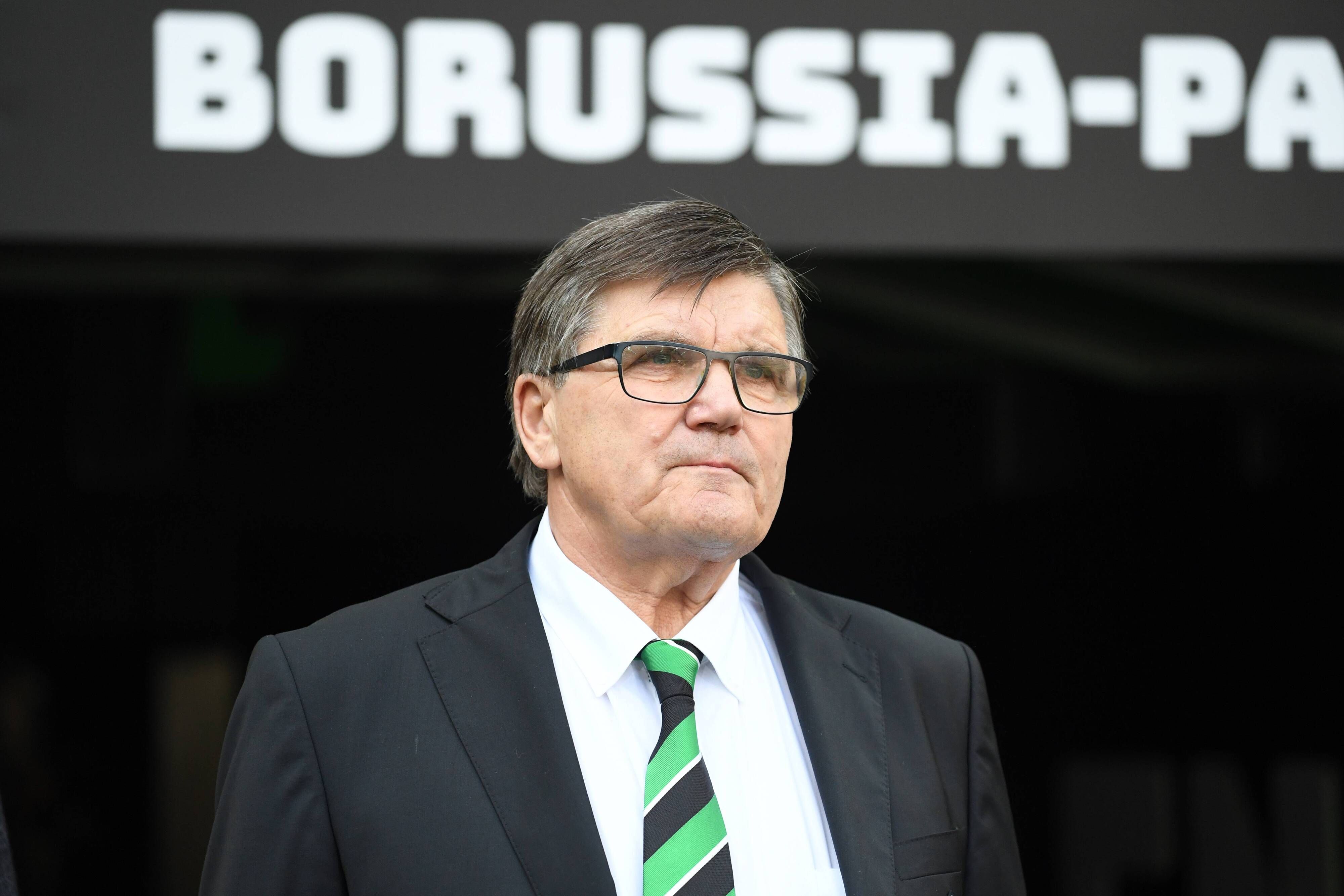 Hans Meyer, Präsidiums-Mitglied bei Fußball-Bundesligist Borussia Mönchengladbach, hier zu sehen am 7. April 2019, hat sich am 6. März 2021 beim Sender „Sky“ zur Unruhe beim VfL-Anhang wegen Trainer Marco Rose geäußert. Auf diesem Foto blickt er auf das Spielfeld.