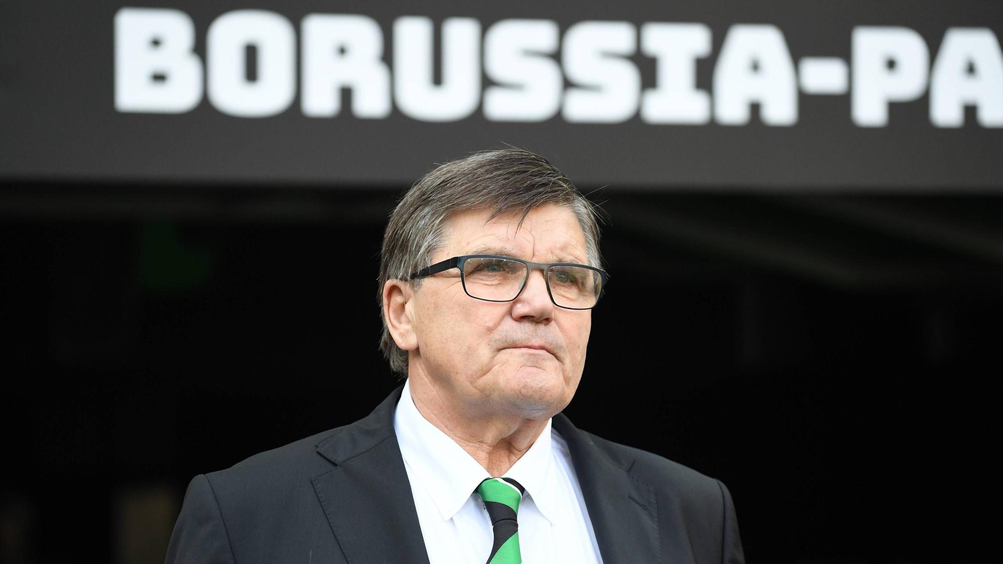 Hans Meyer, Präsidiums-Mitglied bei Fußball-Bundesligist Borussia Mönchengladbach, hier zu sehen am 7. April 2019, hat sich am 6. März 2021 beim Sender „Sky“ zur Unruhe beim VfL-Anhang wegen Trainer Marco Rose geäußert. Auf diesem Foto blickt er auf das Spielfeld.