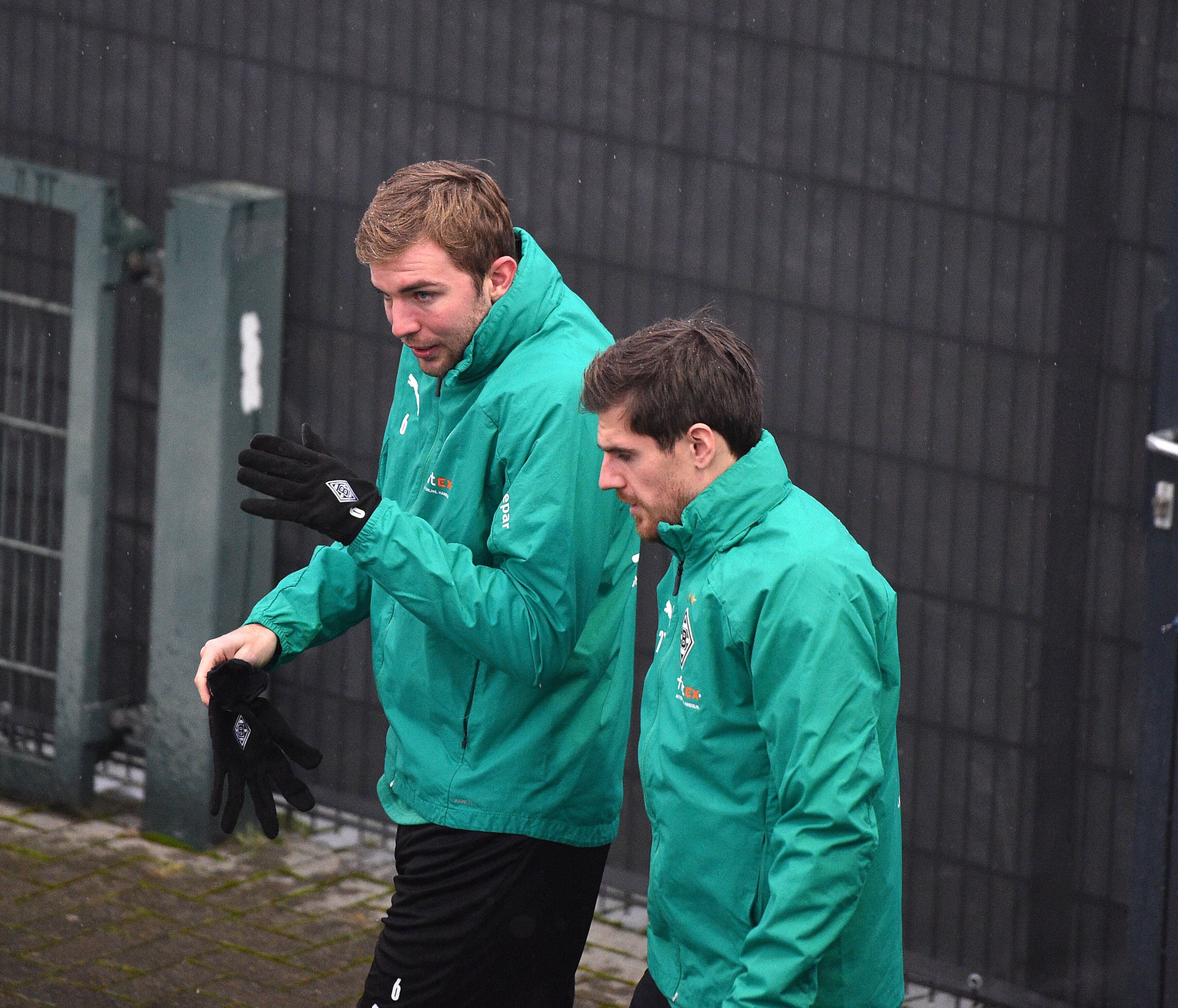 Gladbachs Christoph Kramer (l.) und Jonas Hofmann (r.) bei einem Training der Fohlenelf im Borussia-Park.