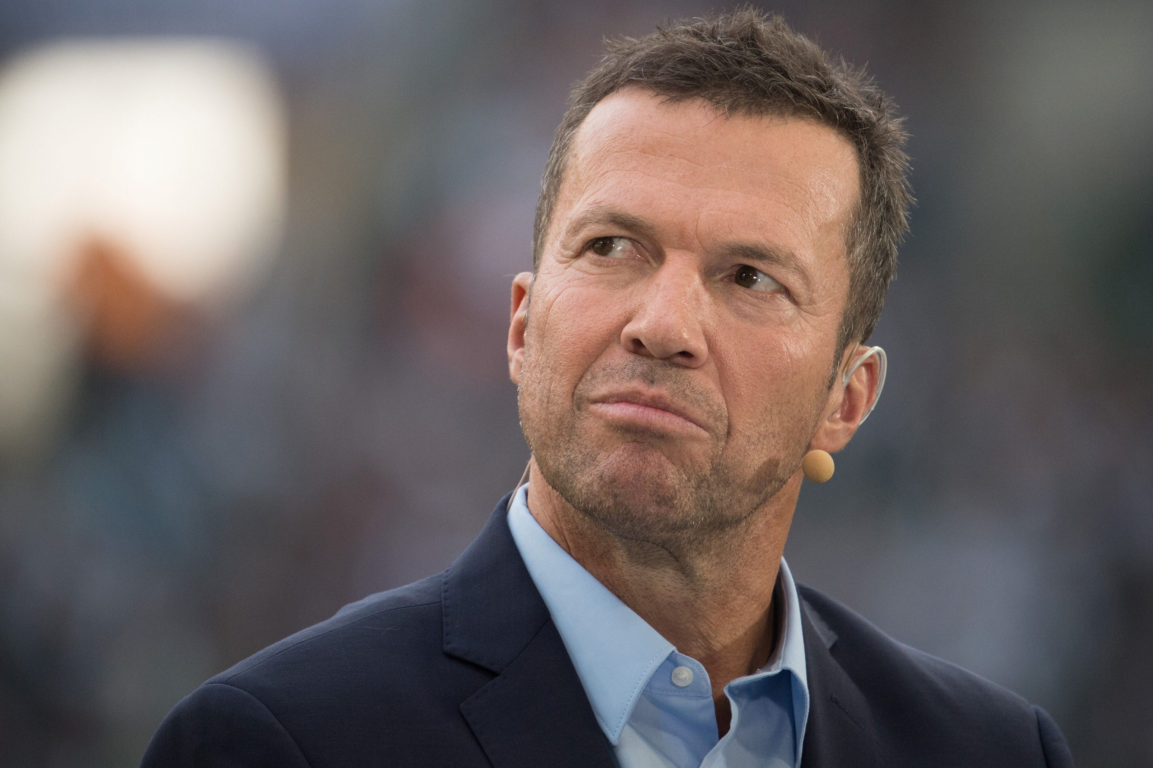 Sky-Experte Lothar Matthäus steht am 15. September 2018 beim Bundesliga-Spiel zwischen Gladbach und Schalke am Spielfeldrand.
