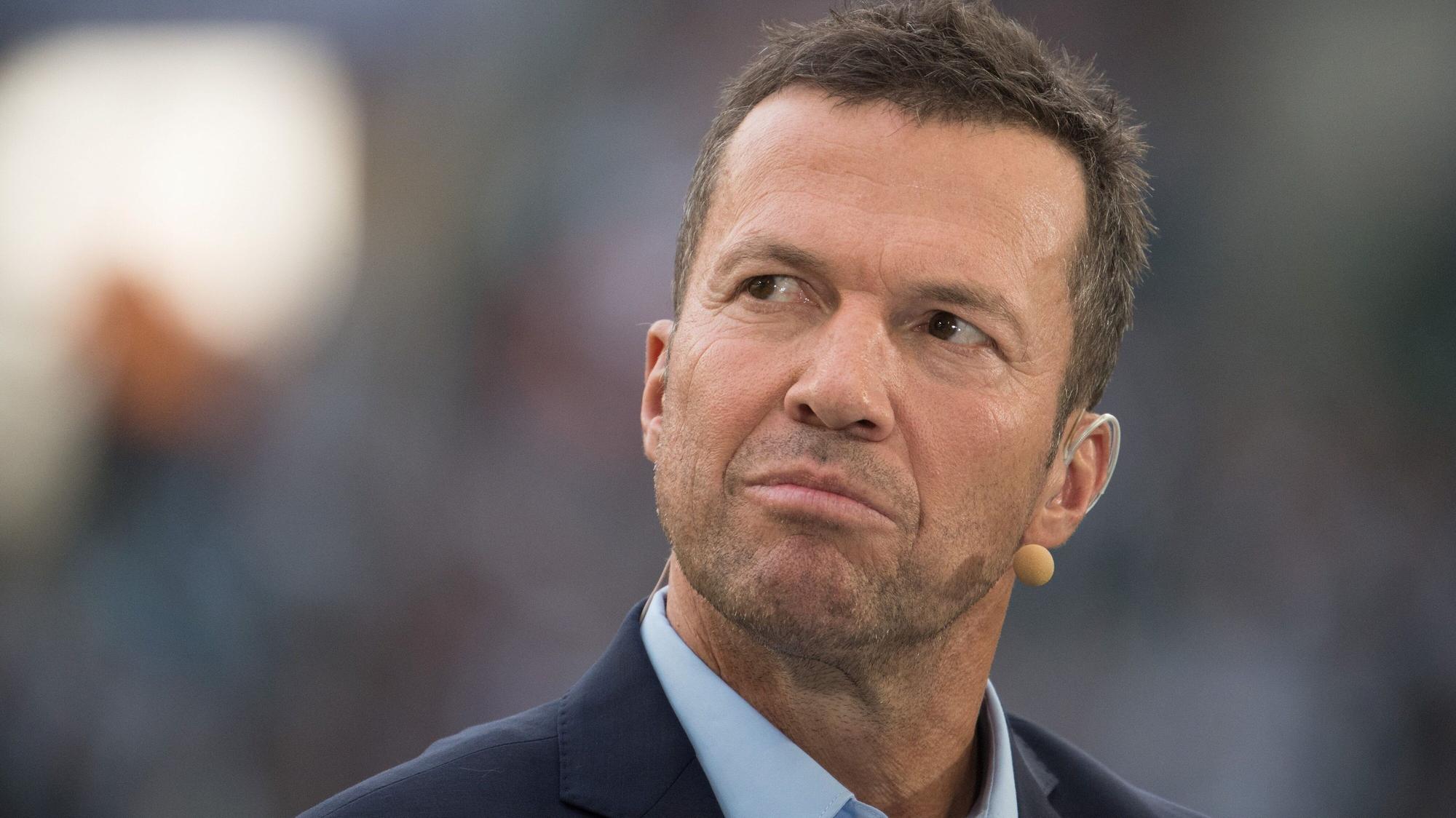 Sky-Experte Lothar Matthäus steht am 15. September 2018 beim Bundesliga-Spiel zwischen Gladbach und Schalke am Spielfeldrand.