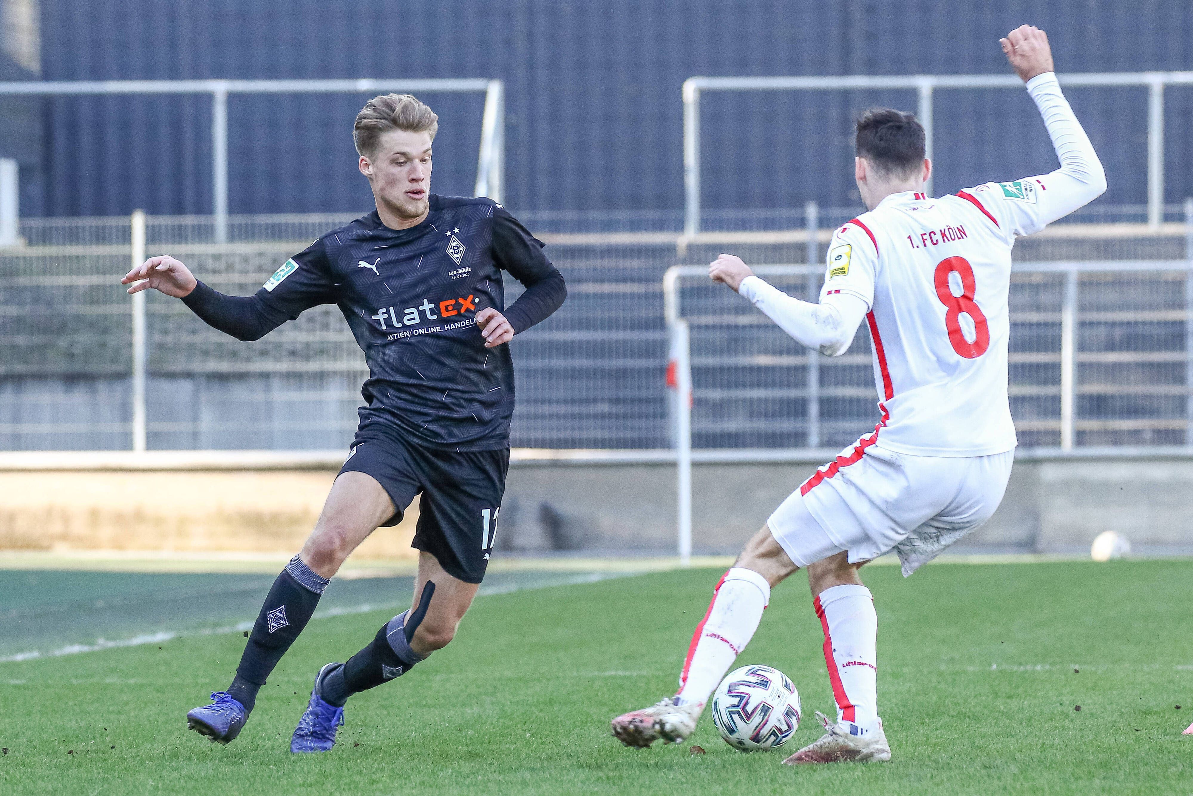 Gladbachs Michael Wentzel (l.) und Tim Sechelmann (r.) im Kampf um den Ball vom 1. FC Köln beim Derby der U23 im Franz-Kremer-Stadion am 6. März 2021.