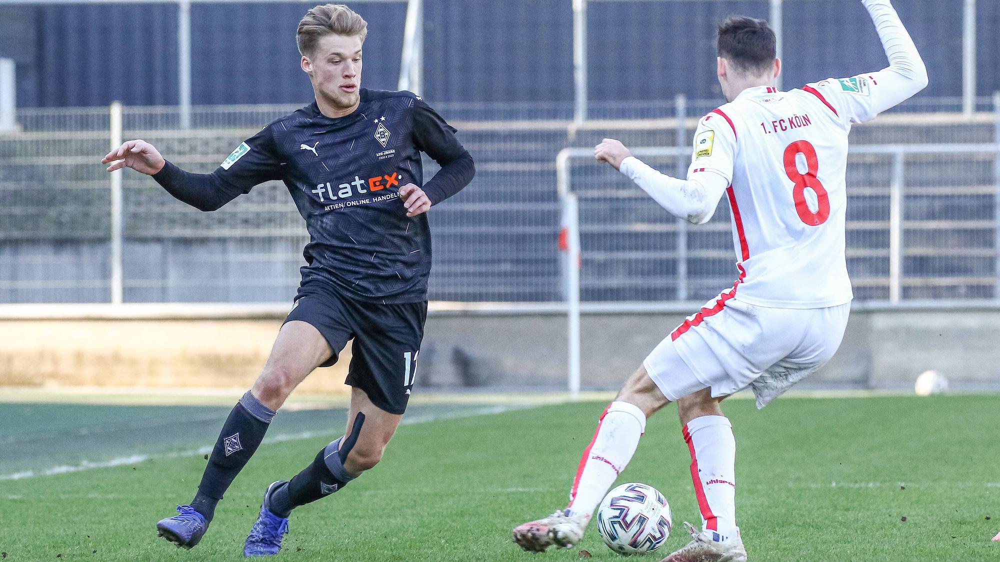 Gladbachs Michael Wentzel (l.) und Tim Sechelmann (r.) im Kampf um den Ball vom 1. FC Köln beim Derby der U23 im Franz-Kremer-Stadion am 6. März 2021.