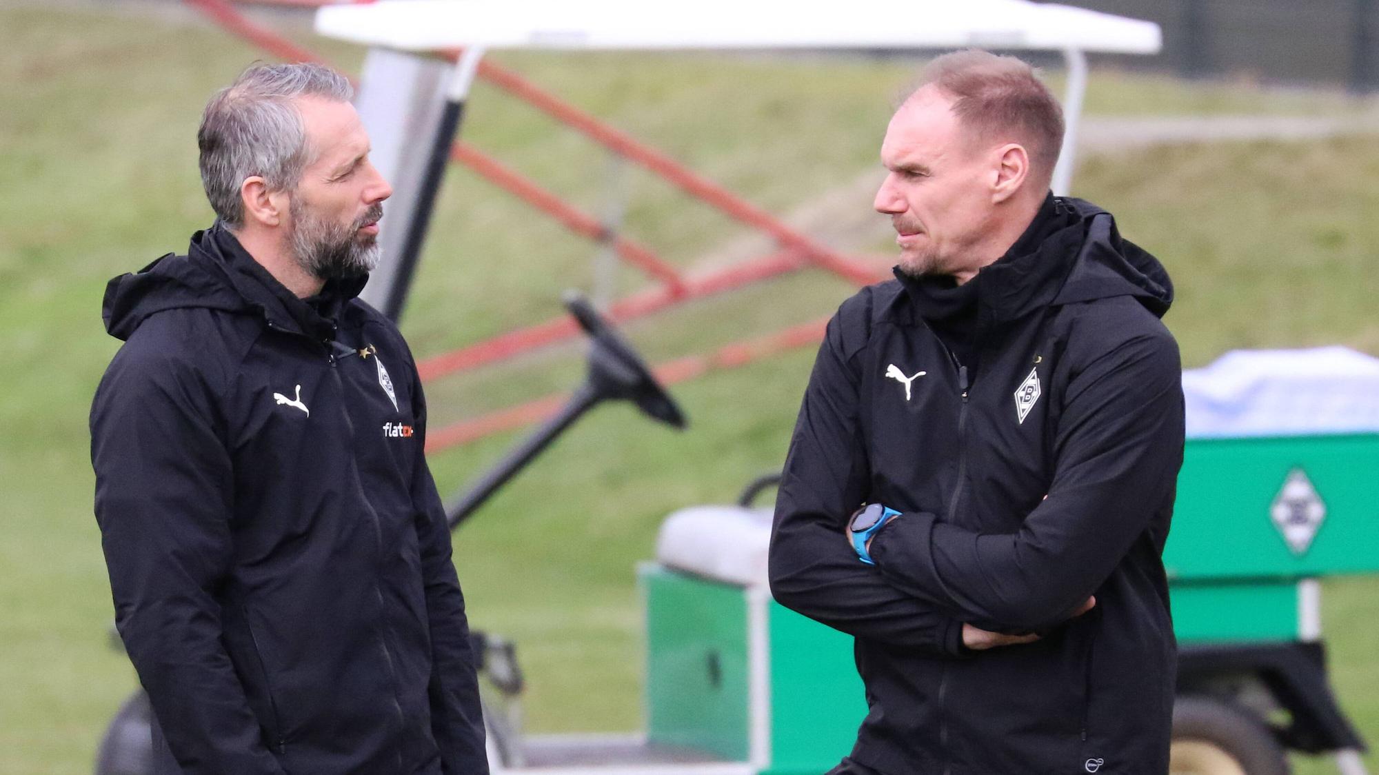 Gladbachs Trainer Marco Rose (l.) und Co-Trainer Alexander Zickler (r.), sich zugewandt im Gespräch, beim Training der Gladbacher am 23. Februar 2021 auf dem Trainingsgelände des Borussia-Parks.