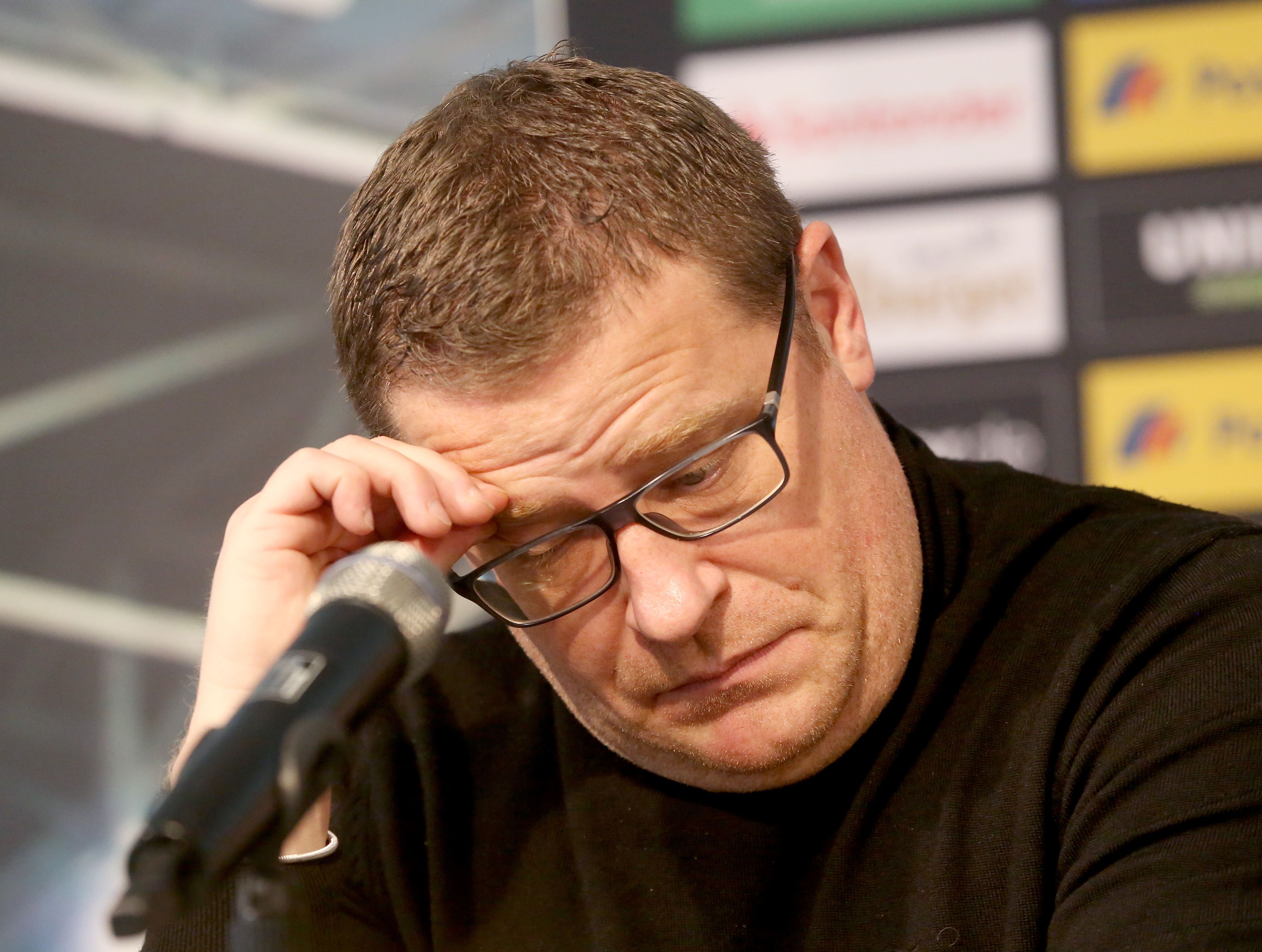Der Sportdirektor von Borussia Mönchengladbach Max Eberl reibt sich während der Pressekonferenz die Stirn. Auf der PK haben die Verantwortlichen des Vereins bekannt gegeben, dass das Nachholspiel gegen den 1. FC Köln ohne Zuschauer stattfinden wird