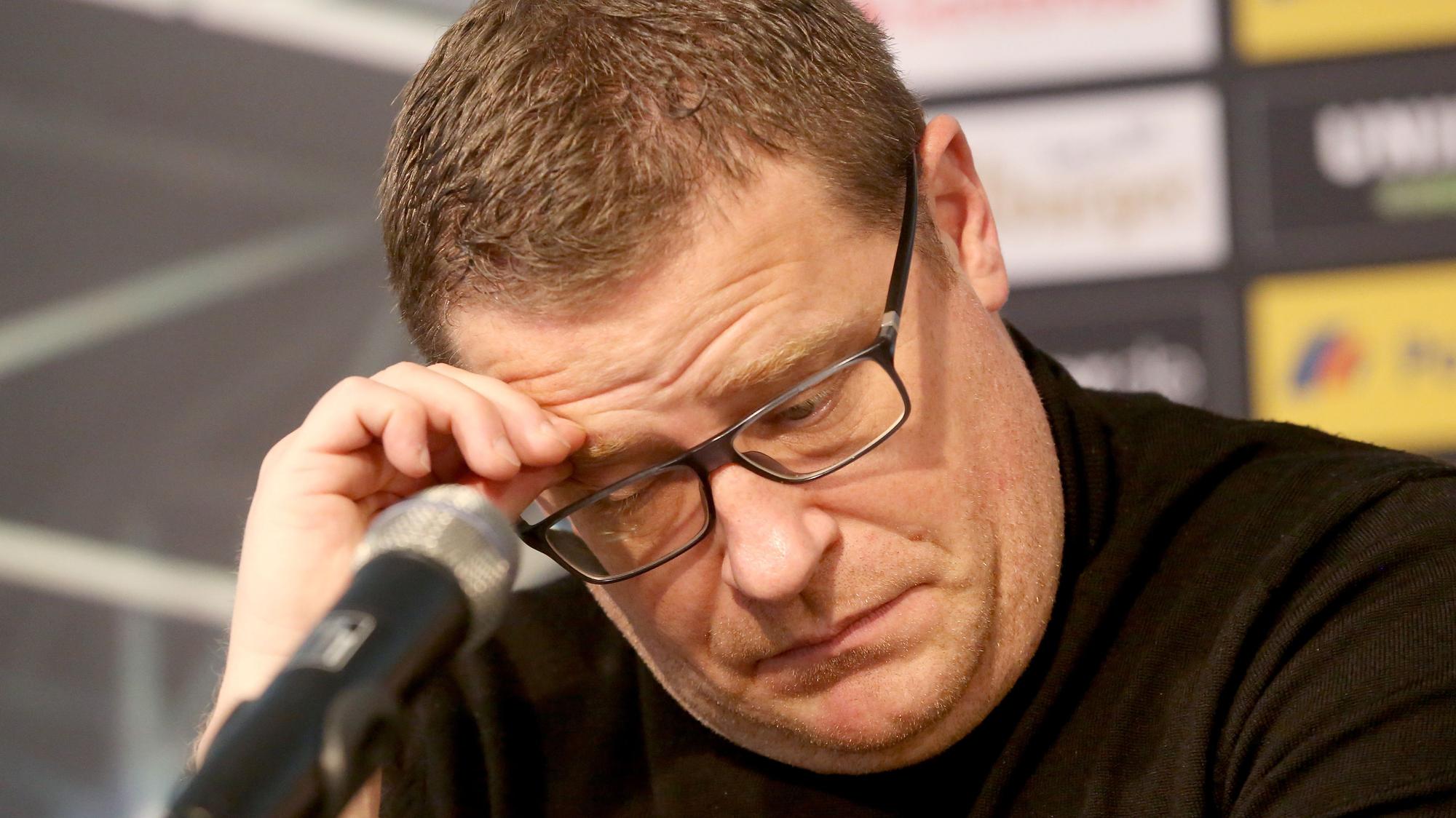 Der Sportdirektor von Borussia Mönchengladbach Max Eberl reibt sich während der Pressekonferenz die Stirn. Auf der PK haben die Verantwortlichen des Vereins bekannt gegeben, dass das Nachholspiel gegen den 1. FC Köln ohne Zuschauer stattfinden wird