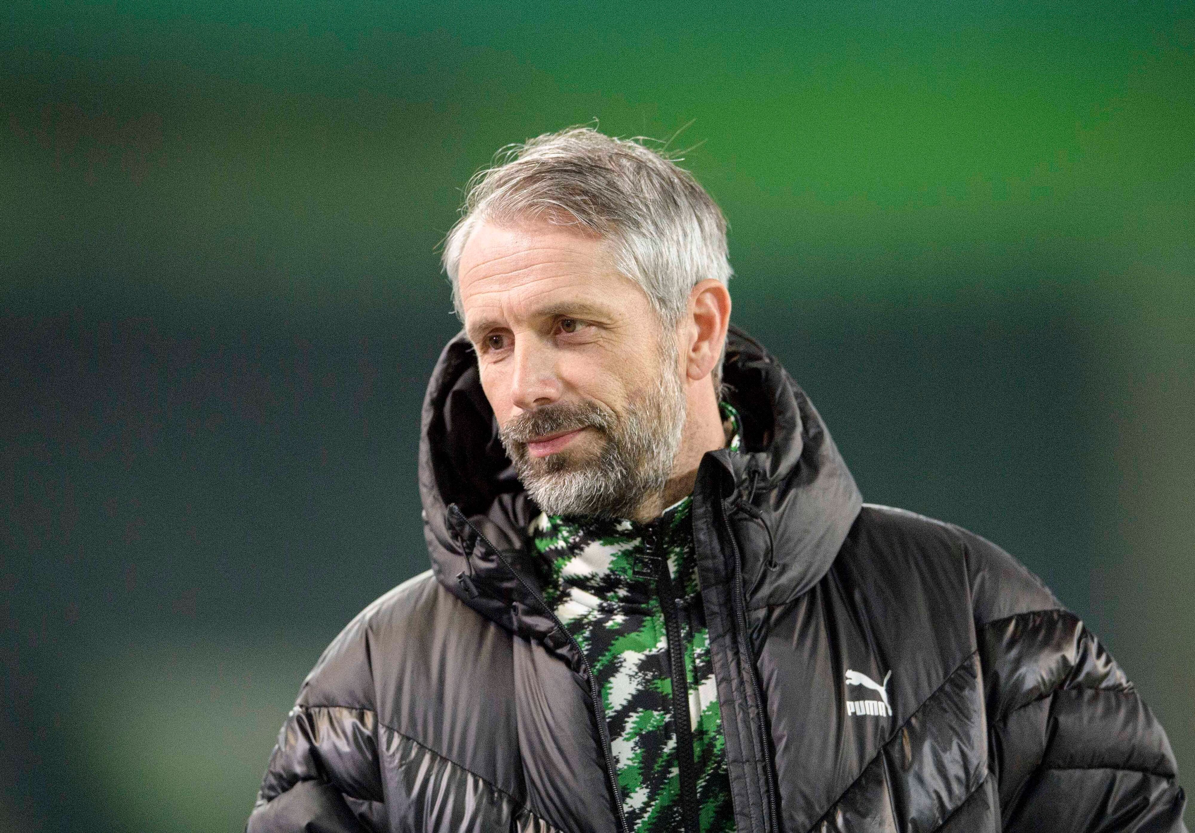 Gladbach-Trainer Marco Rose, auf diesem Foto am 2. März 2021 zu sehen, blickt auf das Spielfeld im Borussia-Park.