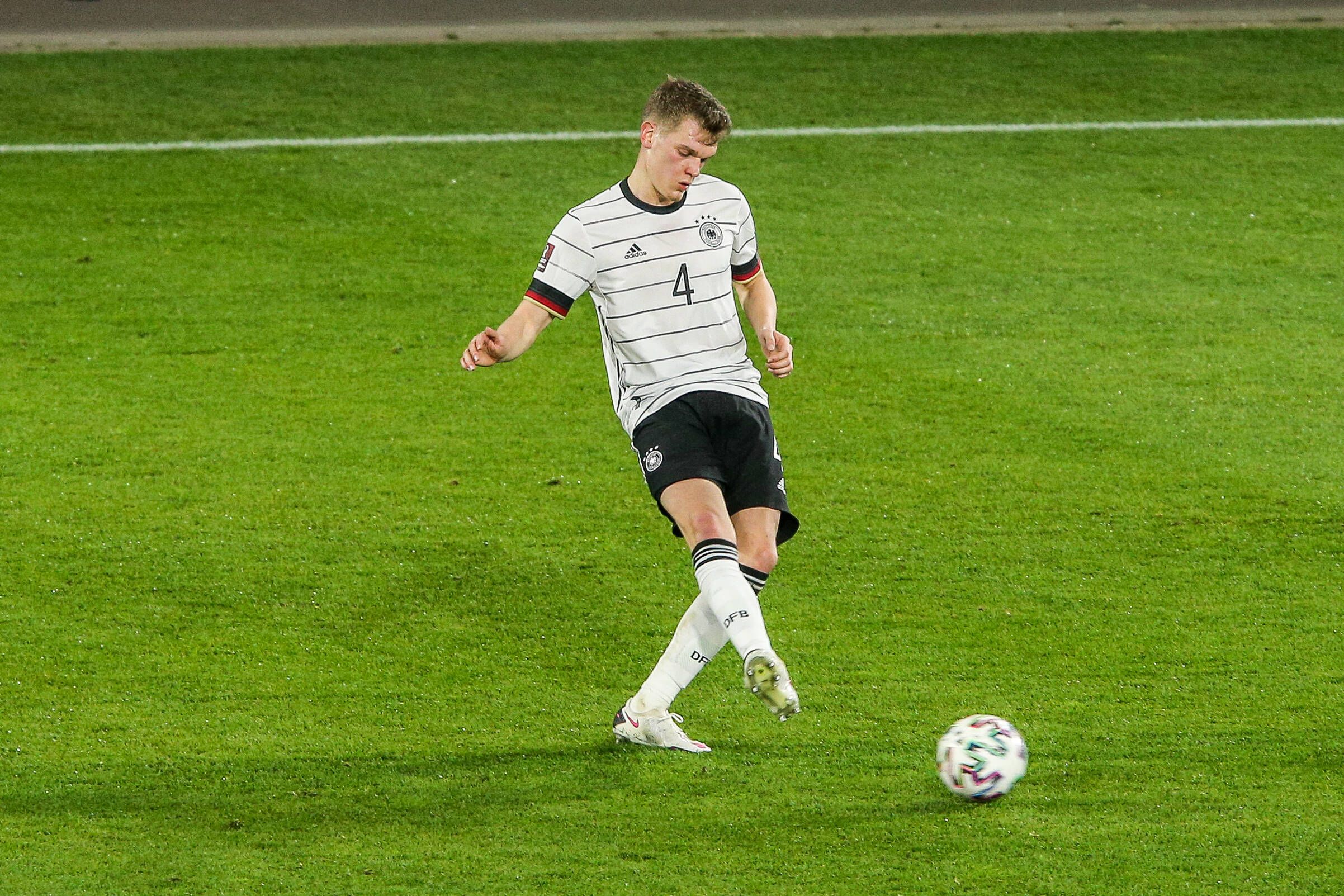 Gladbachs Matthias Ginter schießt den Ball im WM-Qualifikationsspiel der Deutschen gegen Nordmazedonien am 31. März 2021 in Duisburg.