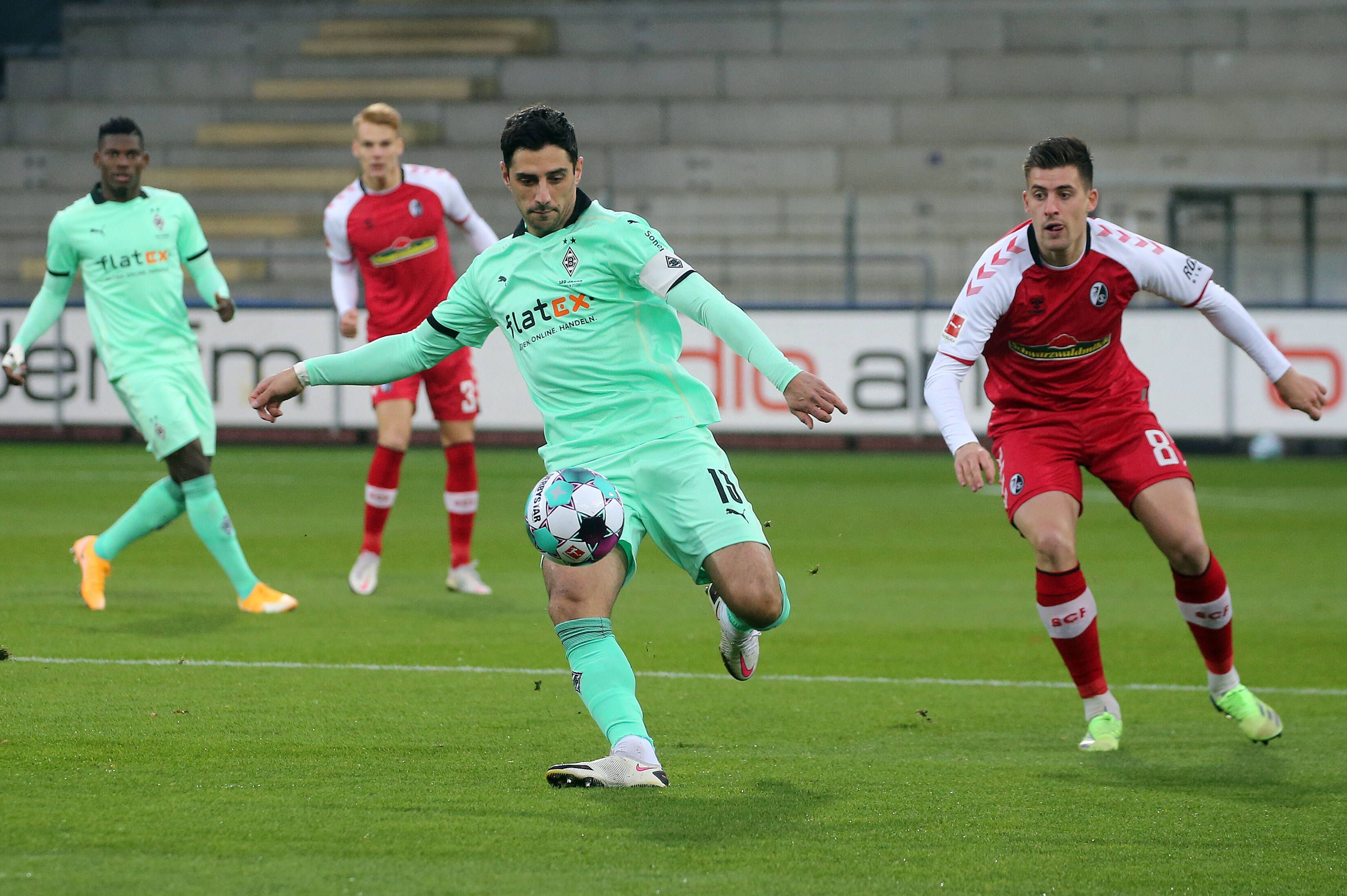 Gladbachs Lars Stindl schießt den Ball im Bundesligaspiel der Gladbacher gegen den SC Freiburg am 5. Dezember 2021.