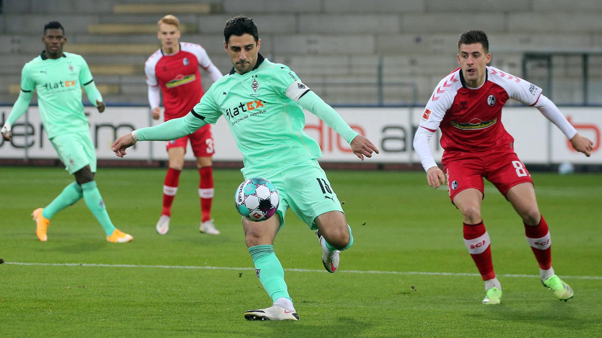 Gladbachs Lars Stindl schießt den Ball im Bundesligaspiel der Gladbacher gegen den SC Freiburg am 5. Dezember 2021.