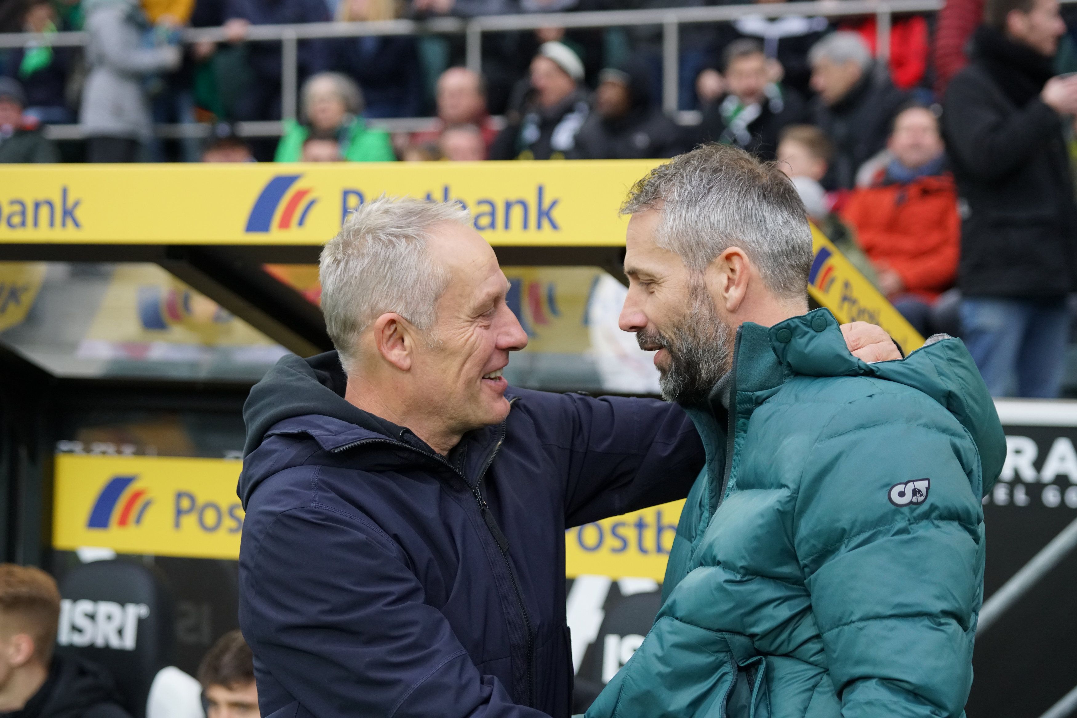 Christian Streich (l.) und Gladbach-Trainer Marco Rose (r.) begrüßen sich beim Bundesligaspiel der Gladbacher gegen den SC Freiburg am 1. Dezember 2019.