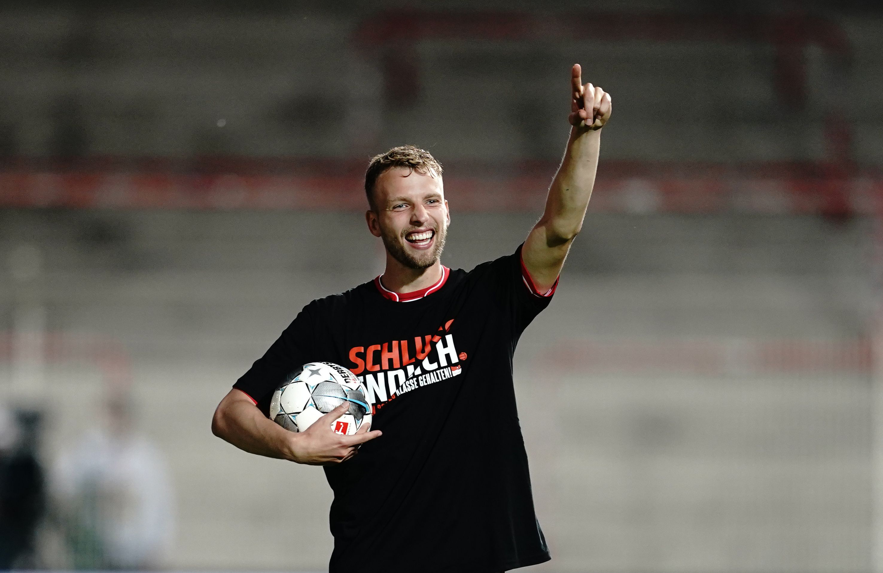 1. FC Union Berlin - SC Paderborn 07, 32. Spieltag im Stadion An der Alten Försterei. Berlins Marvin Friedrich feiert nach dem Spiel.