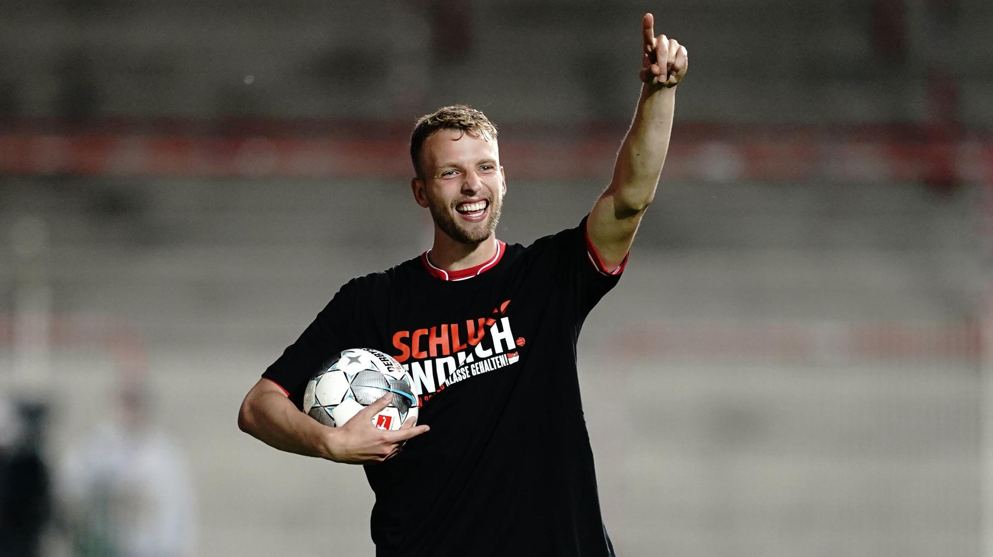 1. FC Union Berlin - SC Paderborn 07, 32. Spieltag im Stadion An der Alten Försterei. Berlins Marvin Friedrich feiert nach dem Spiel.