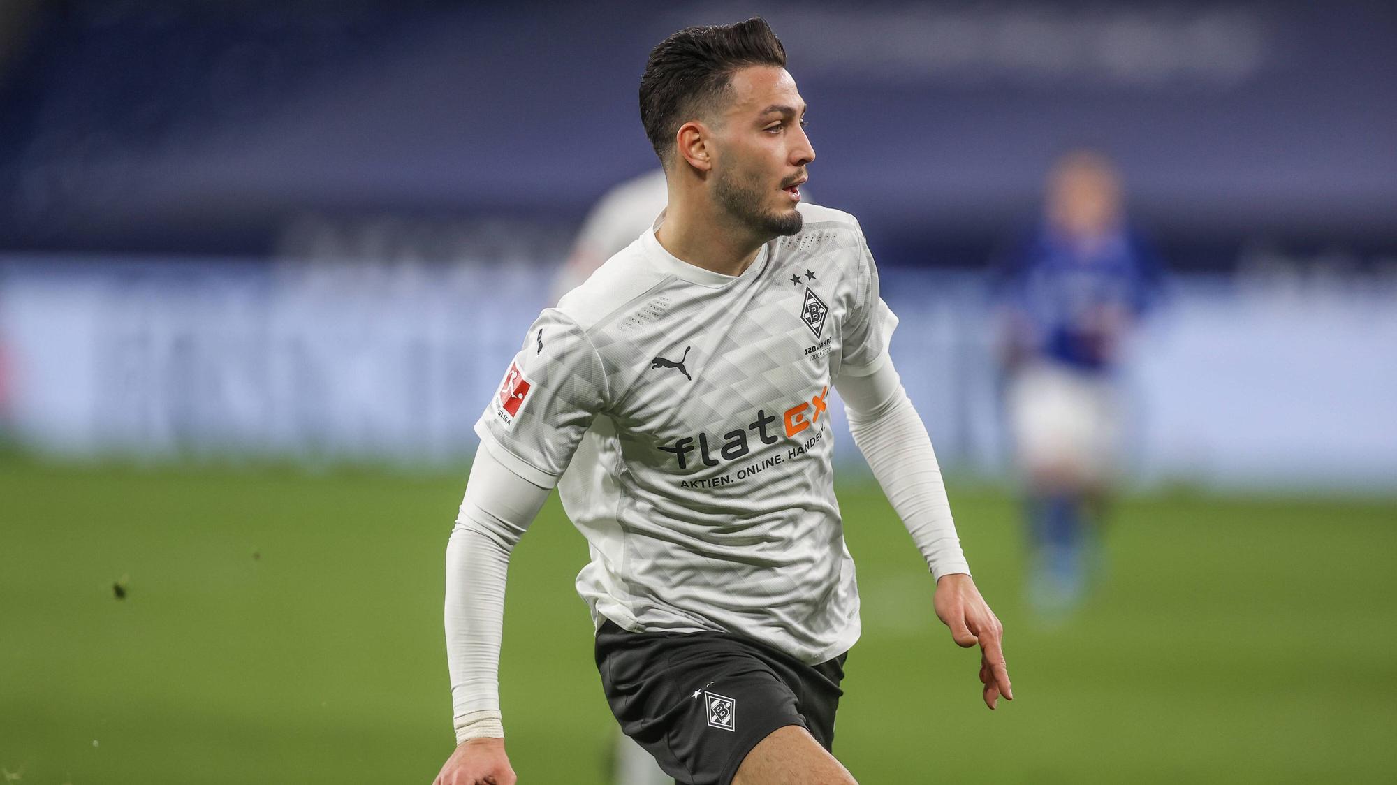 Gladbachs Ramy Bensebaini, hier im Bundesligaspiel der Gladbacher gegen den FC Schalke 04 am 20. März 2021, fällt gegen Freiburg aufgrund seiner Gelbsperre aus.