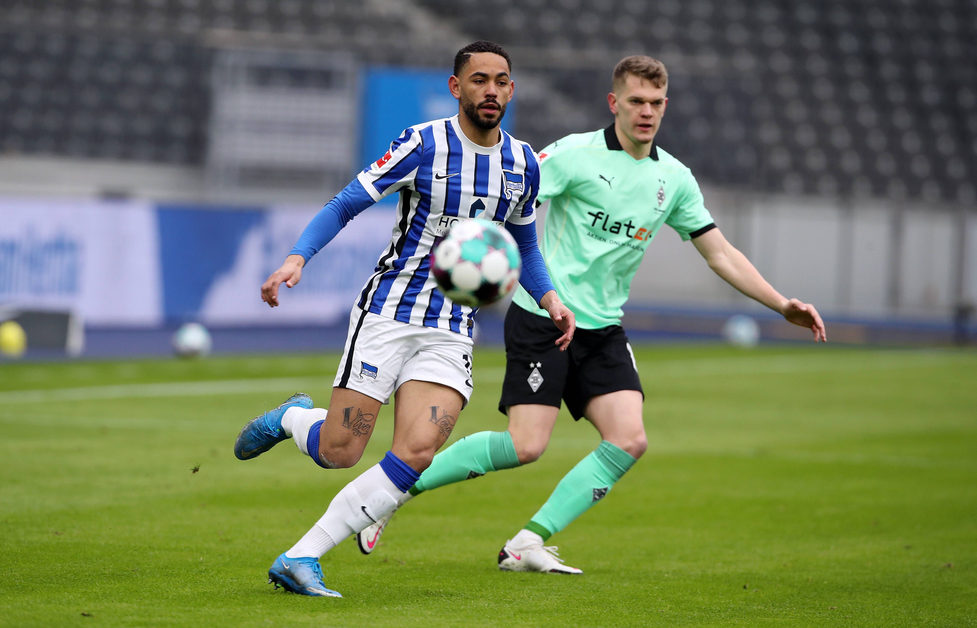 Herthas Matheus Cunha (l.) und Gladbachs Matthias Ginter (r.) im Kampf um den Ball im Bundesligaspiel der Berliner gegen Gladbach am 10. April 2021.